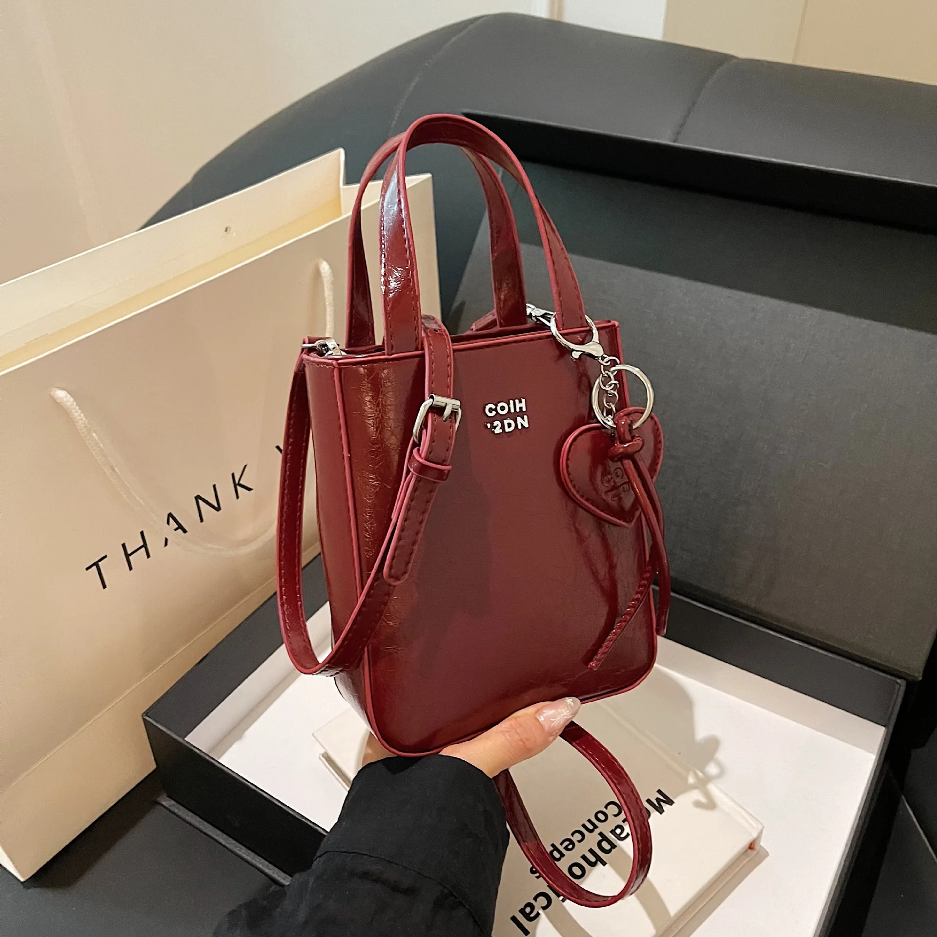 Trendy fashion new ladies handbags india oil wax leather high-end love bag western-style all-match one-shoulder messenger bag
Trendy fashion new ladies handbags india oil wax leather high-end love bag western-style all-match one-shoulder messenger bag