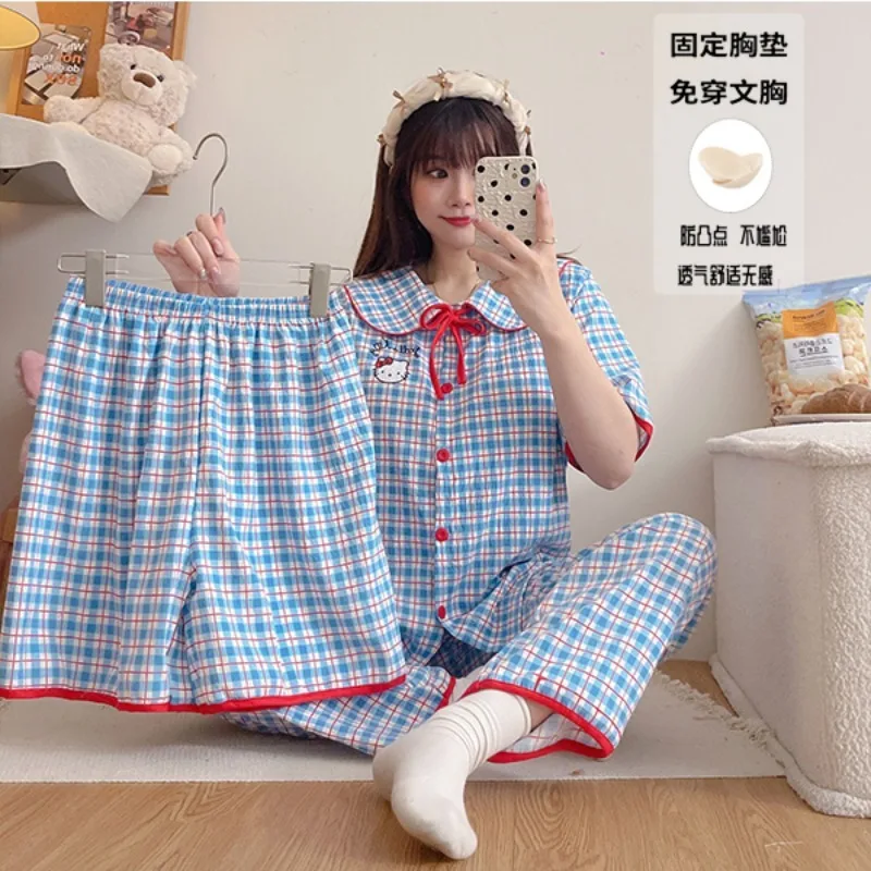 Новые летние короткие брюки с короткими рукавами и лацканами из хлопка Hello Kitty из трех частей с нагрудником, милая одежда для дома
Новые летние короткие брюки с короткими рукавами и лацканами из хлопка Hello Kitty из трех частей с нагрудником, милая одежда для дома