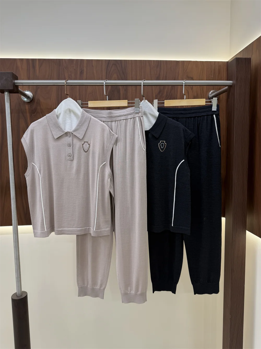 Spring/Summer 2026 Women's Matching Sets Sleeveless Polo Shirt with Tapered Pants Two-Piece Silk Wool Fashion Set
Spring/Summer 2026 Women's Matching Sets Sleeveless Polo Shirt with Tapered Pants Two-Piece Silk Wool Fashion Set