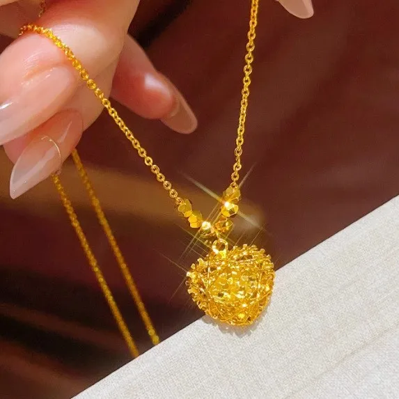 Blinking and shimmering ice-like heart pendant for women, hollowed-out and versatile necklace, luxurious 24K gold
Blinking and shimmering ice-like heart pendant for women, hollowed-out and versatile necklace, luxurious 24K gold