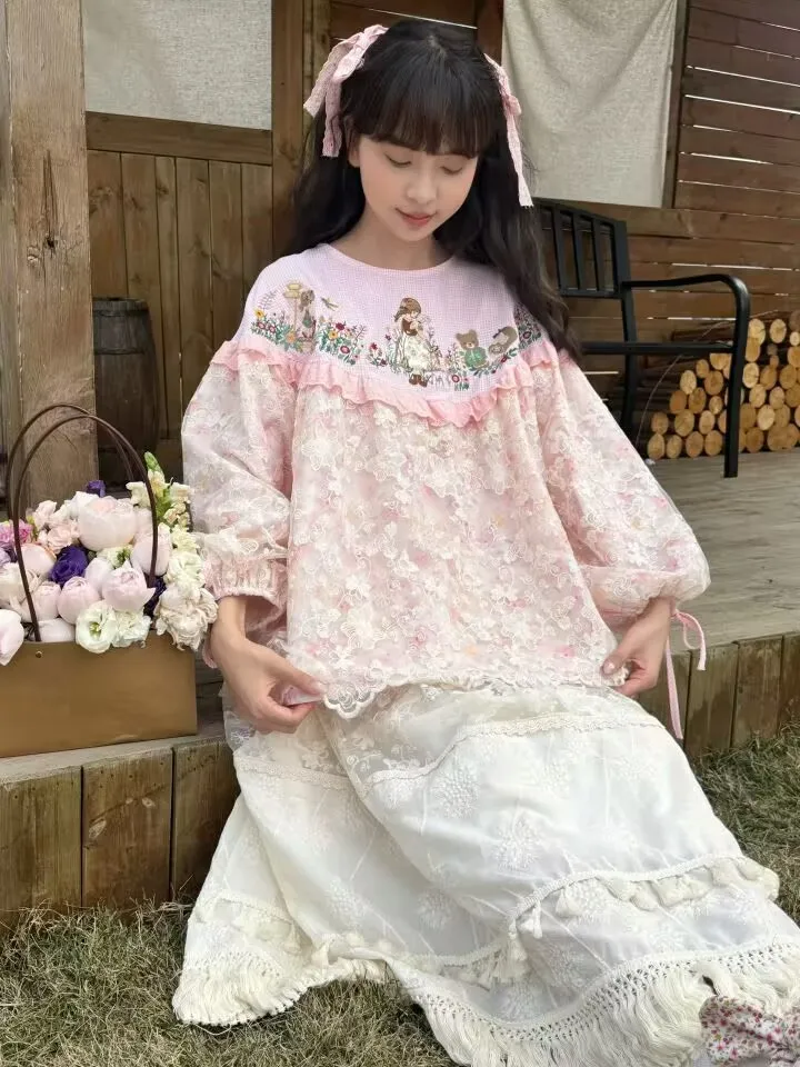 2026 Spring Vintage Cotton Patchwork Ruffled Lace Pink Color Loose Embroidery Blouse Female Retro Lolita Sweet Shirt
2026 Spring Vintage Cotton Patchwork Ruffled Lace Pink Color Loose Embroidery Blouse Female Retro Lolita Sweet Shirt
