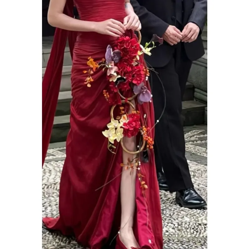New Chinese wedding photos, bride holding bamboo bracelet, red bouquet, retro red dress simulation bouquet
New Chinese wedding photos, bride holding bamboo bracelet, red bouquet, retro red dress simulation bouquet