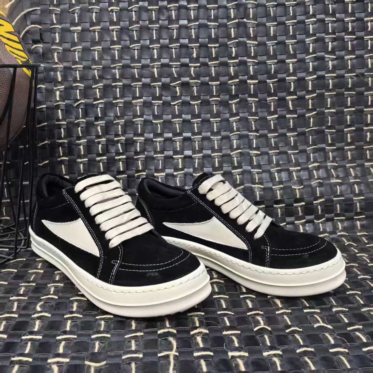 Ro Classic Designer Men Sneaker Low Top Women Black Suede Shoes Leather Casual Shoe Lace Up Retro Flat Canvas Sneakers
Ro Classic Designer Men Sneaker Low Top Women Black Suede Shoes Leather Casual Shoe Lace Up Retro Flat Canvas Sneakers
