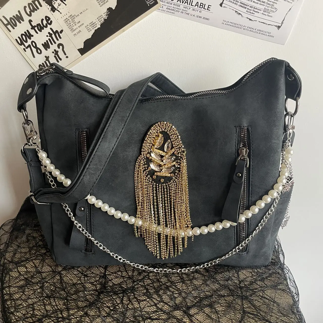 Stylish Glamorous Tassels Women's Bag Y2K Large Capacity Suede Leather Tote Bags Original Designed Pear Chains Shoulder Bag
Stylish Glamorous Tassels Women's Bag Y2K Large Capacity Suede Leather Tote Bags Original Designed Pear Chains Shoulder Bag