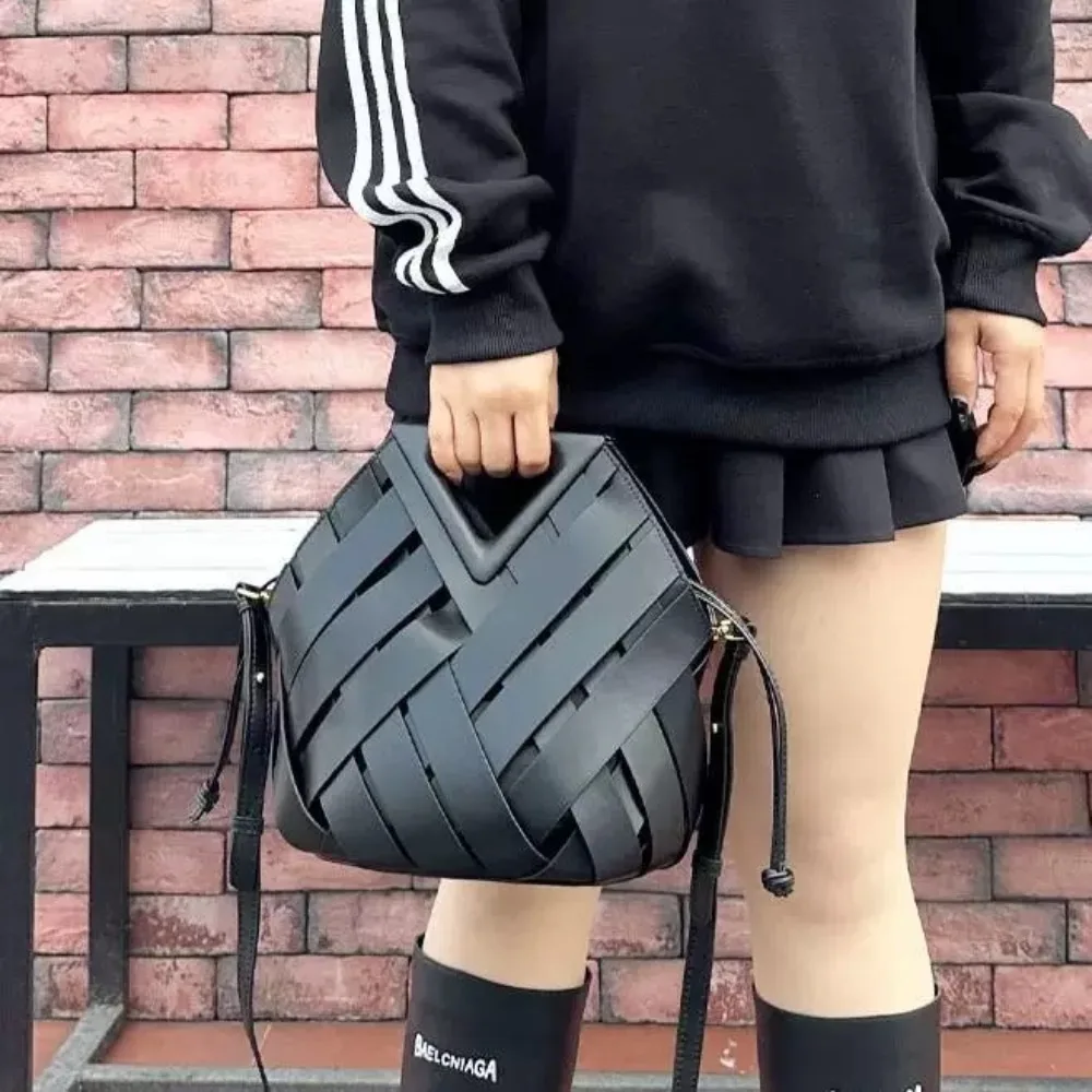  Женская тканая сумка большой емкости, новая модная треугольная магнитная пряжка, полая сумка через плечо для мамы и дочки
Женская тканая сумка большой емкости, новая модная треугольная магнитная пряжка, полая сумка через плечо для мамы и дочки 