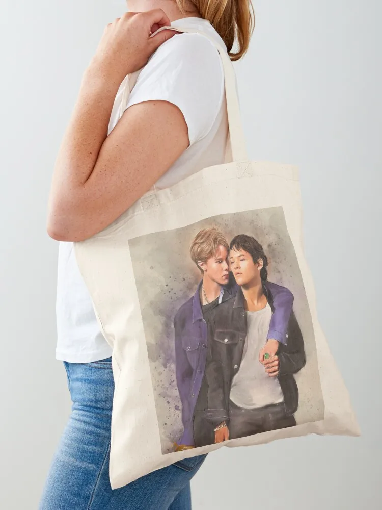 Акварельные изображения Вильгельма и Саймона из коллекции Young Royals. Сумка-тоут, женская сумка, сумочка.
Акварельные изображения Вильгельма и Саймона из коллекции Young Royals. Сумка-тоут, женская сумка, сумочка.