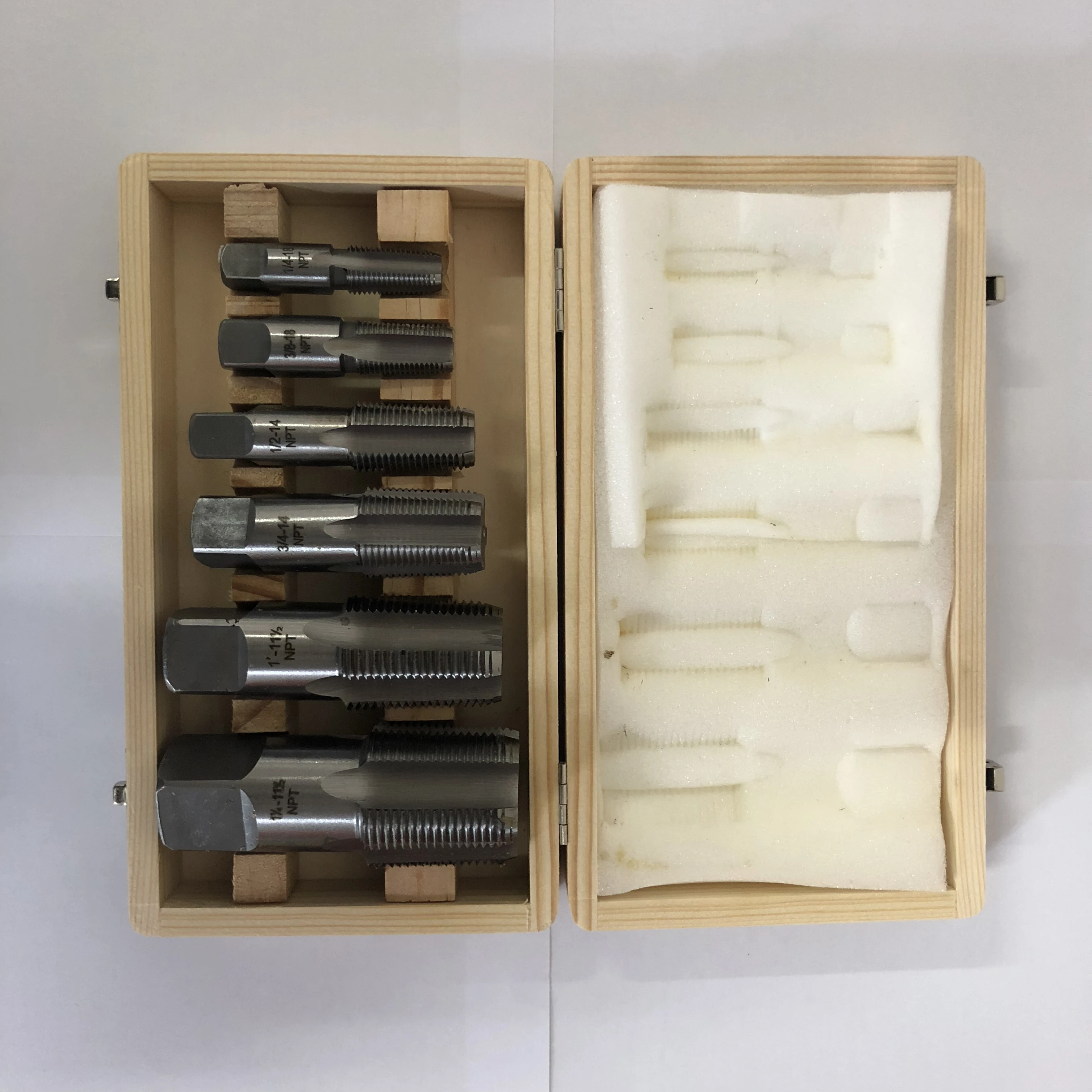 A set of 6 NPT tube faucet fittings in NPT1/4 to NPT1-1/4 sizes in convenient faucet and mold packaging
A set of 6 NPT tube faucet fittings in NPT1/4 to NPT1-1/4 sizes in convenient faucet and mold packaging