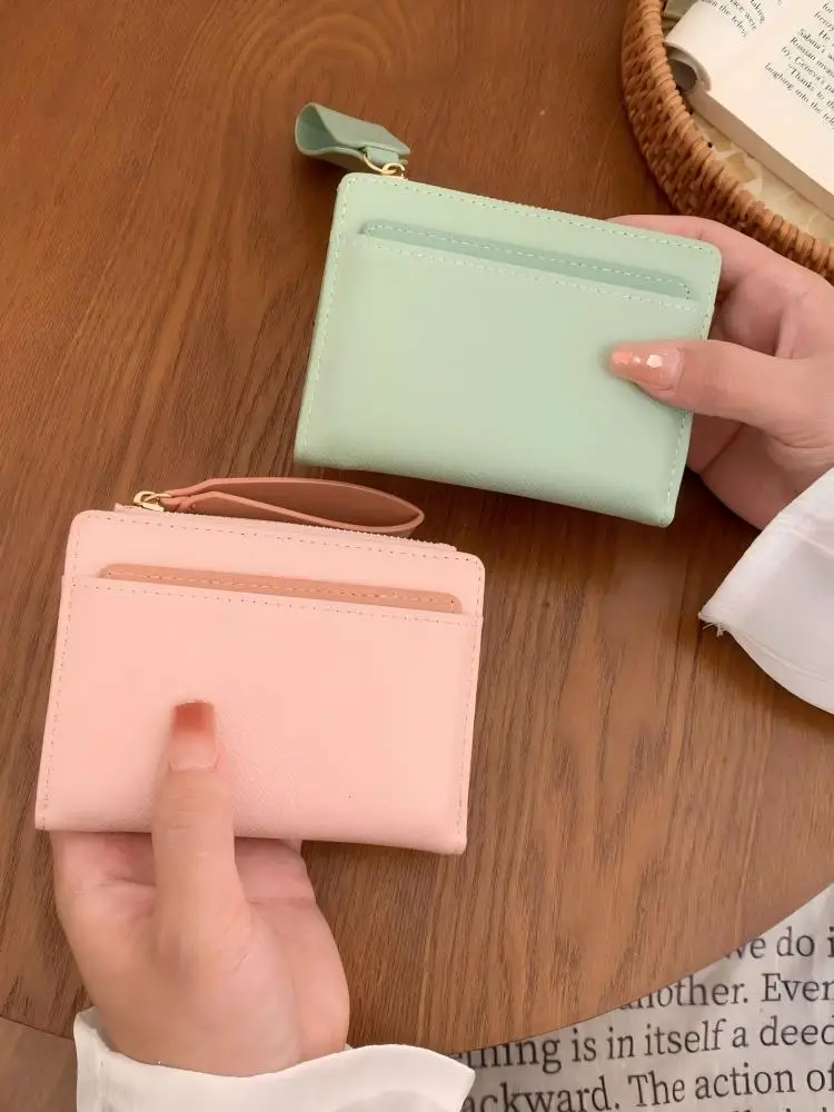 Women's mini purse, stylish and simple, with zippered pockets, convenient and practical, suitable for daily use and travel.
Women's mini purse, stylish and simple, with zippered pockets, convenient and practical, suitable for daily use and travel.