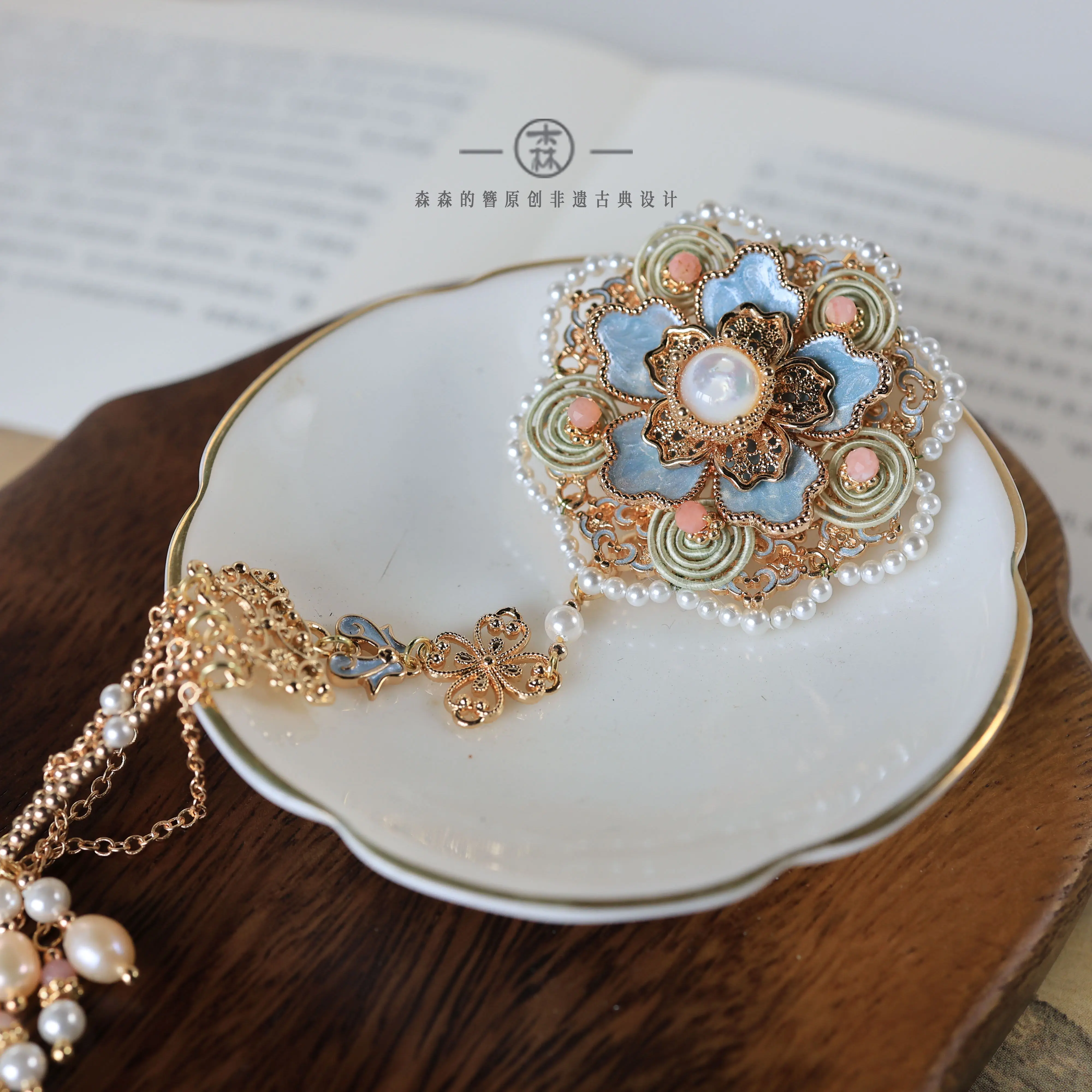 Baoxiang Flower | Vintage Hair Clip, Enamel & Kingfisher Craft Tassel Hair Accessory for Cheongsam
Baoxiang Flower | Vintage Hair Clip, Enamel & Kingfisher Craft Tassel Hair Accessory for Cheongsam