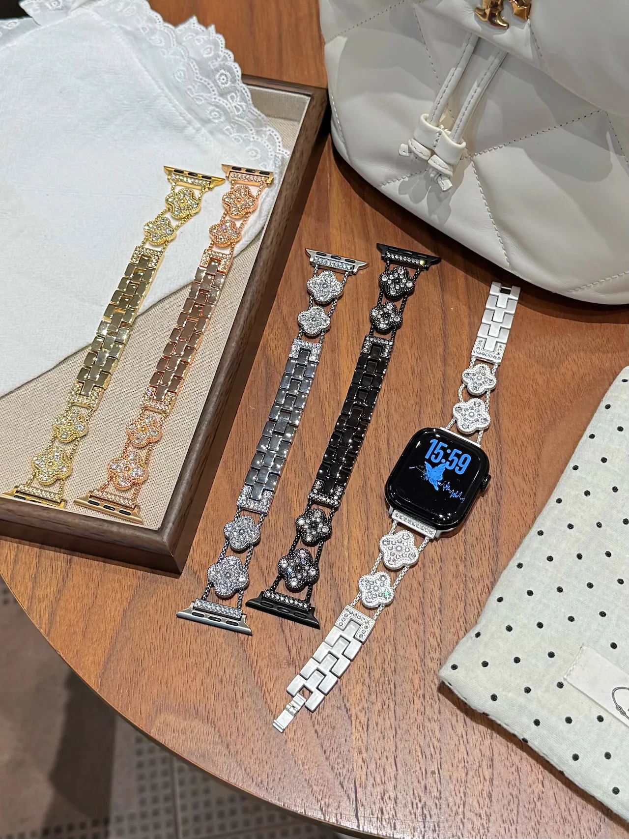 Four Leaf Clover Rhinestone Interlink Strap for Apple Watch 38/40/41/42/44/45/49mm Statement Glam Wristband for iWatch Series
Four Leaf Clover Rhinestone Interlink Strap for Apple Watch 38/40/41/42/44/45/49mm Statement Glam Wristband for iWatch Series