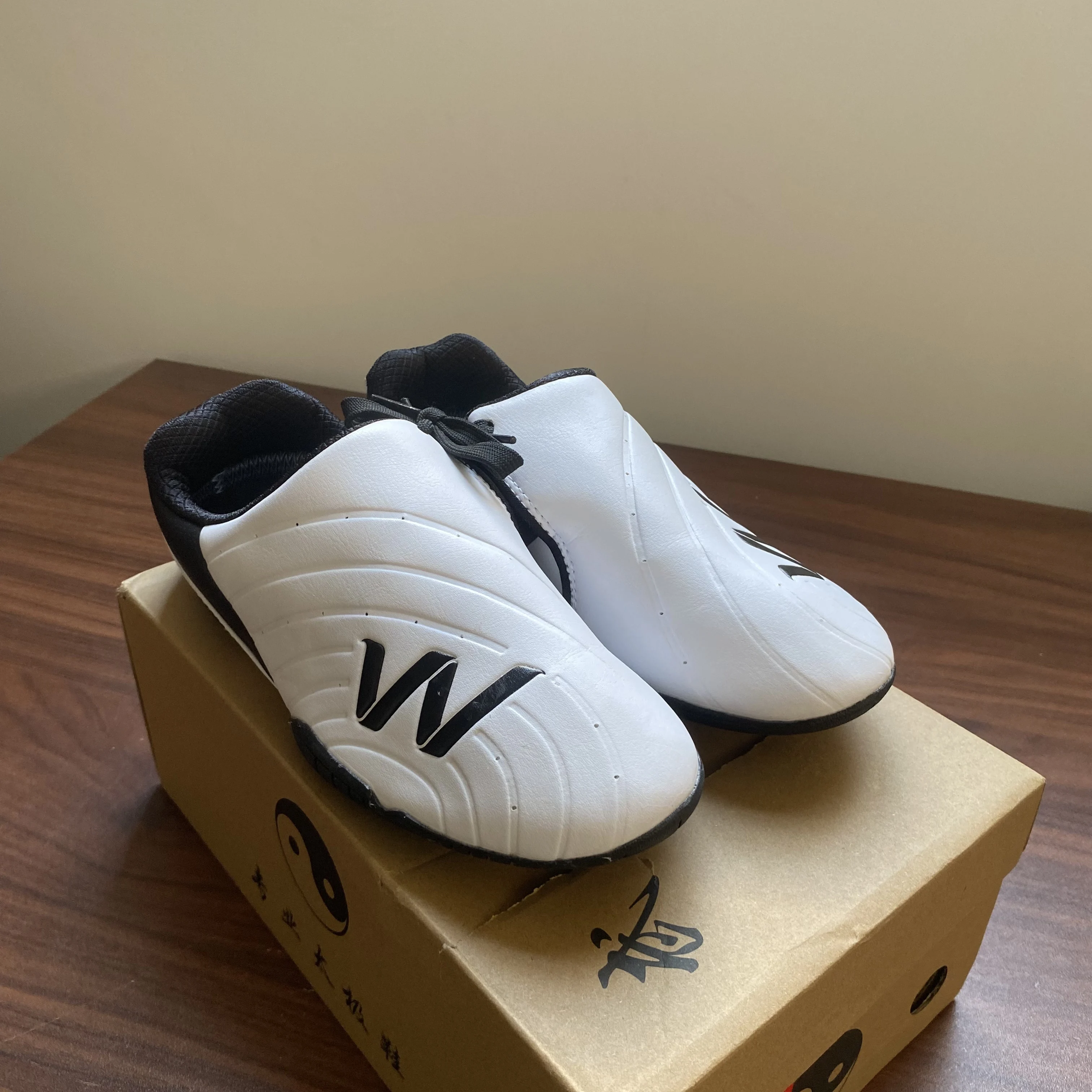 Men's Karate and Taekwondo Sneakers Karate Training Shoes Professional Women's Kung Fu Shoes Wushu Taekwondo Taichi
Men's Karate and Taekwondo Sneakers Karate Training Shoes Professional Women's Kung Fu Shoes Wushu Taekwondo Taichi