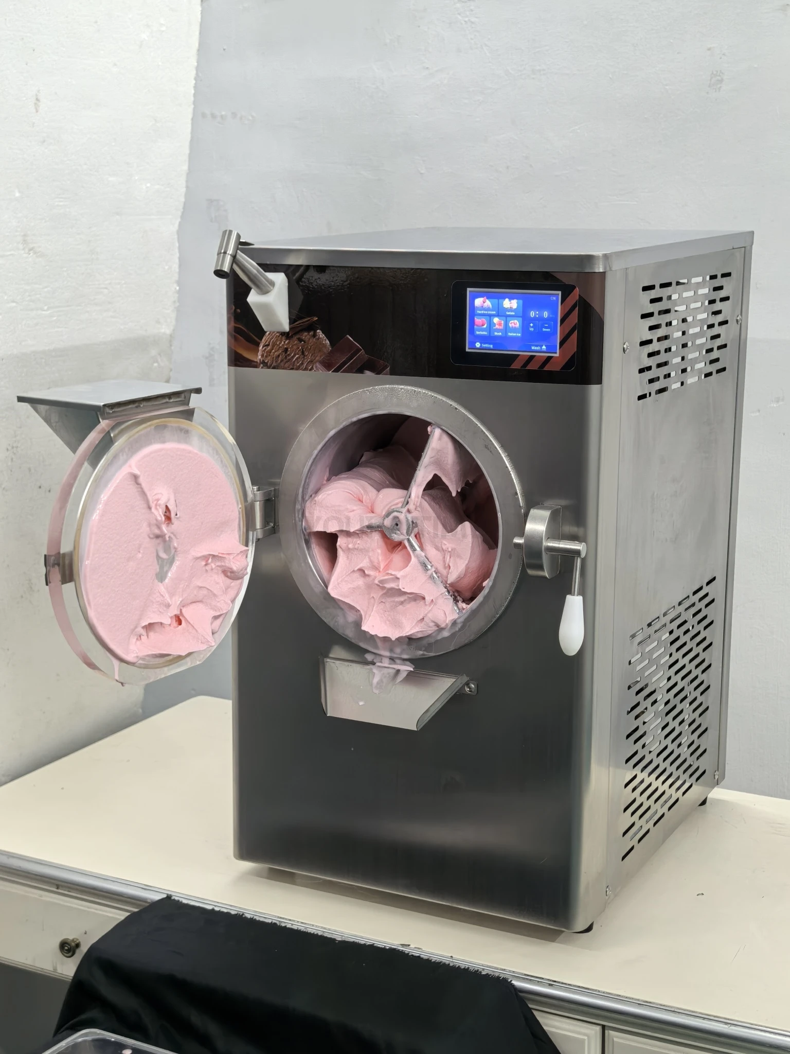 5 Mode Table Top Hard Ice Cream Machine High Quality Gelato Machine Fast Food Truck Batch Freezer With CE Patent
5 Mode Table Top Hard Ice Cream Machine High Quality Gelato Machine Fast Food Truck Batch Freezer With CE Patent