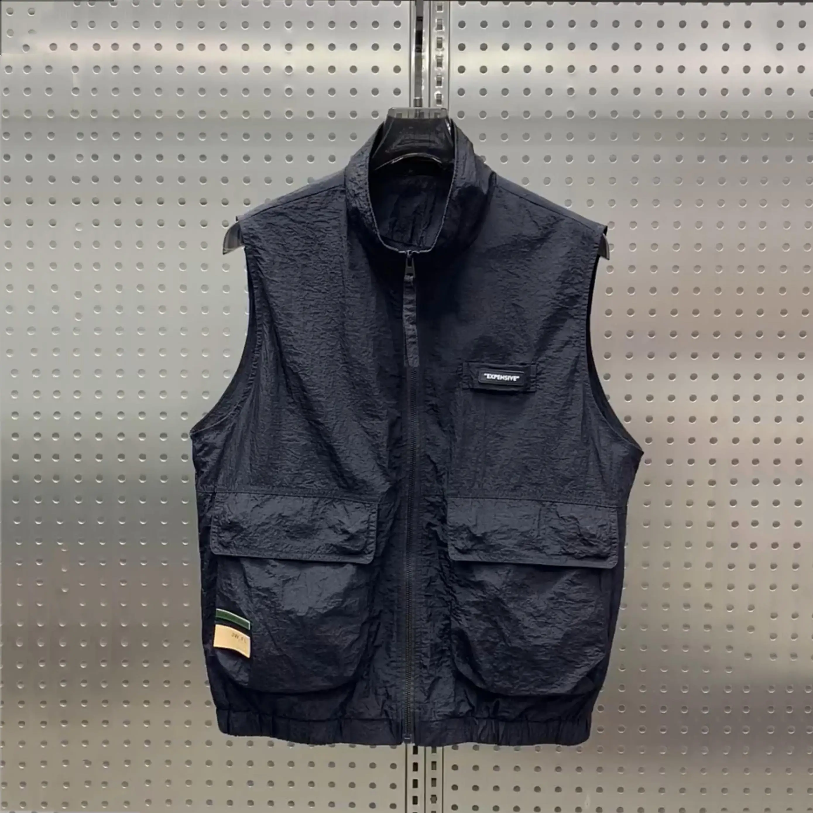 Американская тонкая летняя повседневная свободная куртка-жилет с воротником-стойкой, дышащая, мужская, простая, без рукавов
Американская тонкая летняя повседневная свободная куртка-жилет с воротником-стойкой, дышащая, мужская, простая, без рукавов