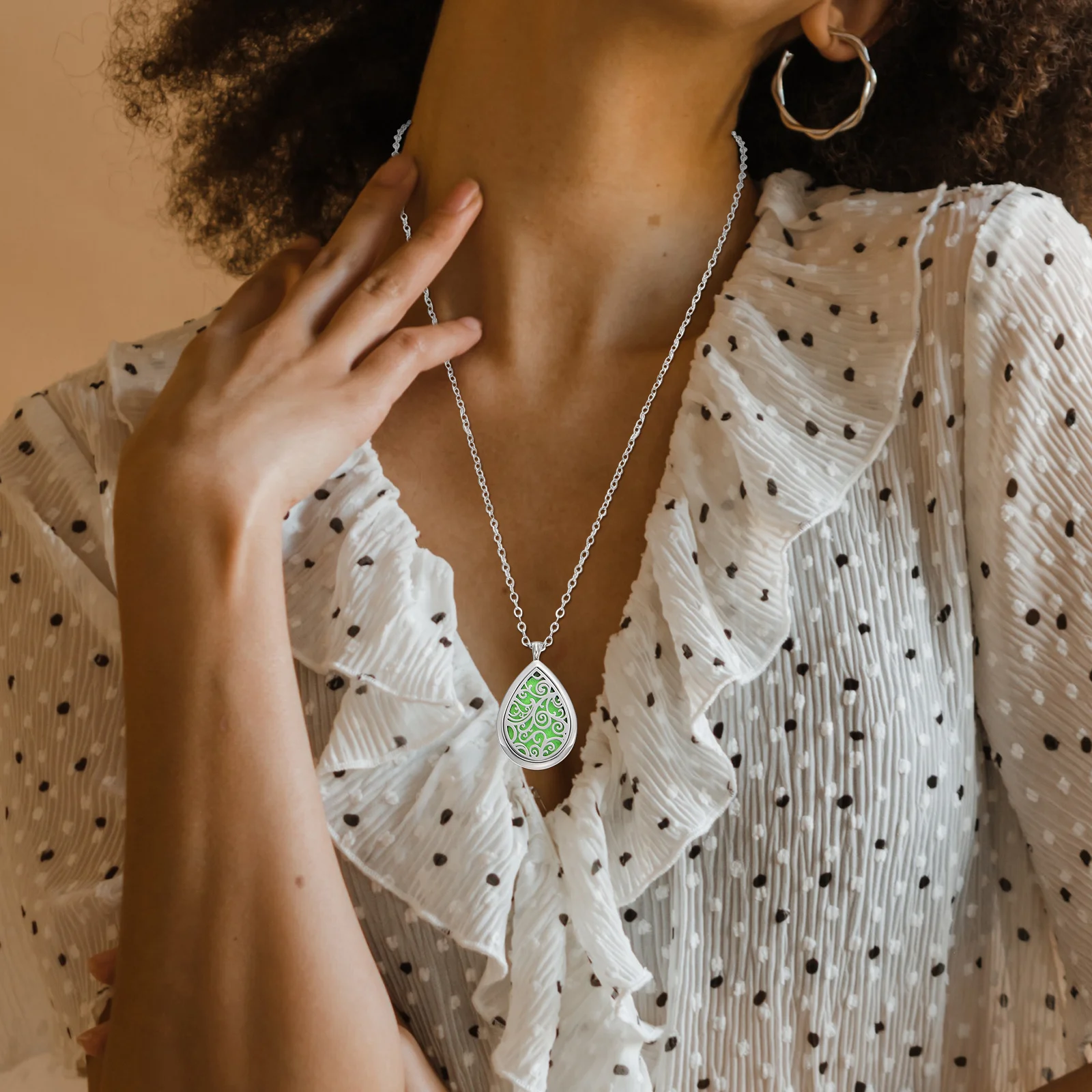 1Set Chic Diffuser Necklace Creative Aromatherapy Pendant Lightweight Comfortable Design Show Your with Fragrance
1Set Chic Diffuser Necklace Creative Aromatherapy Pendant Lightweight Comfortable Design Show Your with Fragrance