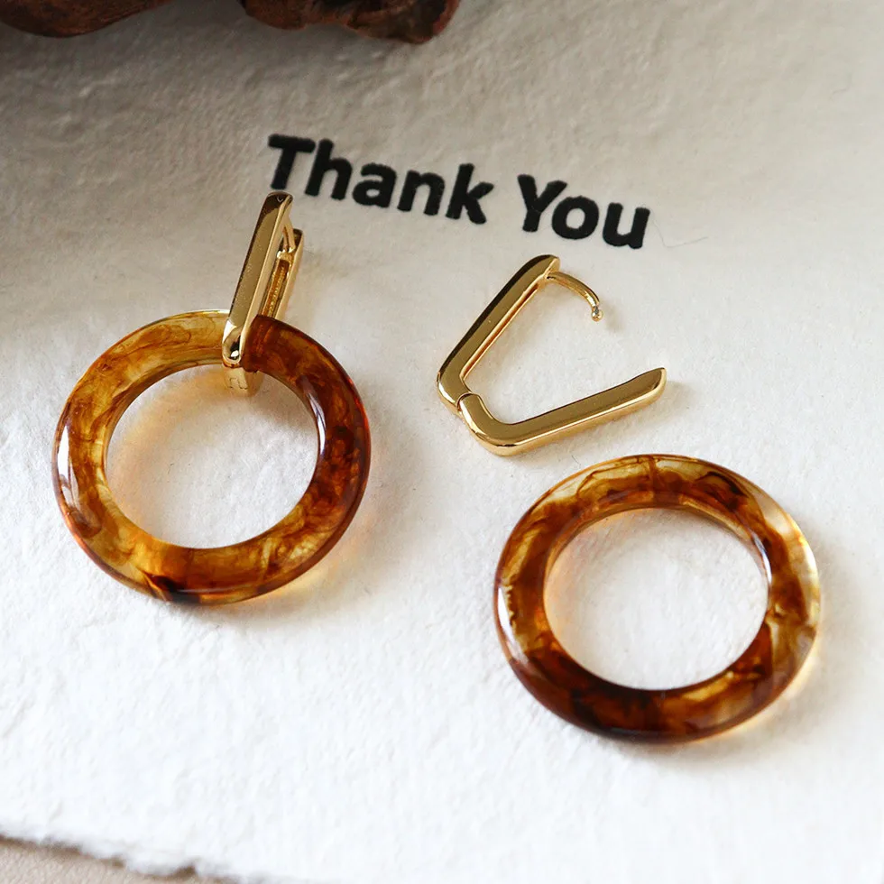 Vintage Retro Brown Acrylic Round Pendant Hoop Earrings Women Luxury Cuff Huggie Ear Jewelry on Party Daily Wear
Vintage Retro Brown Acrylic Round Pendant Hoop Earrings Women Luxury Cuff Huggie Ear Jewelry on Party Daily Wear