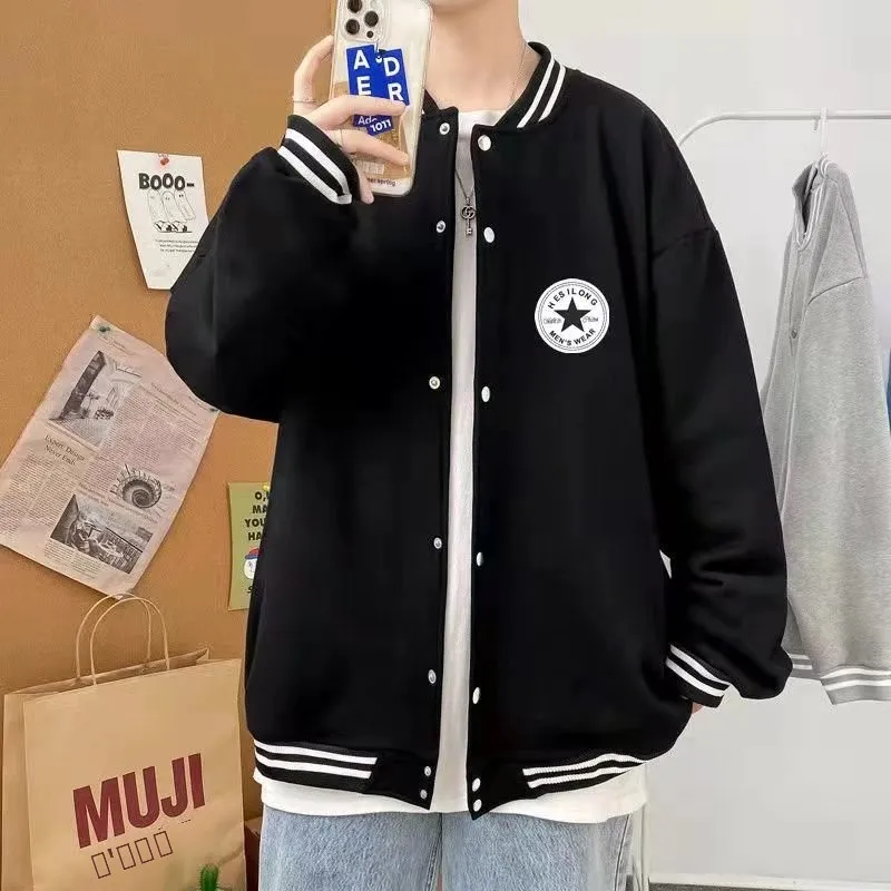 Мужская бейсбольная куртка с флисовой подкладкой, свободного кроя, зимняя, модная, в гонконгском стиле, универсальная, для студентов
Мужская бейсбольная куртка с флисовой подкладкой, свободного кроя, зимняя, модная, в гонконгском стиле, универсальная, для студентов