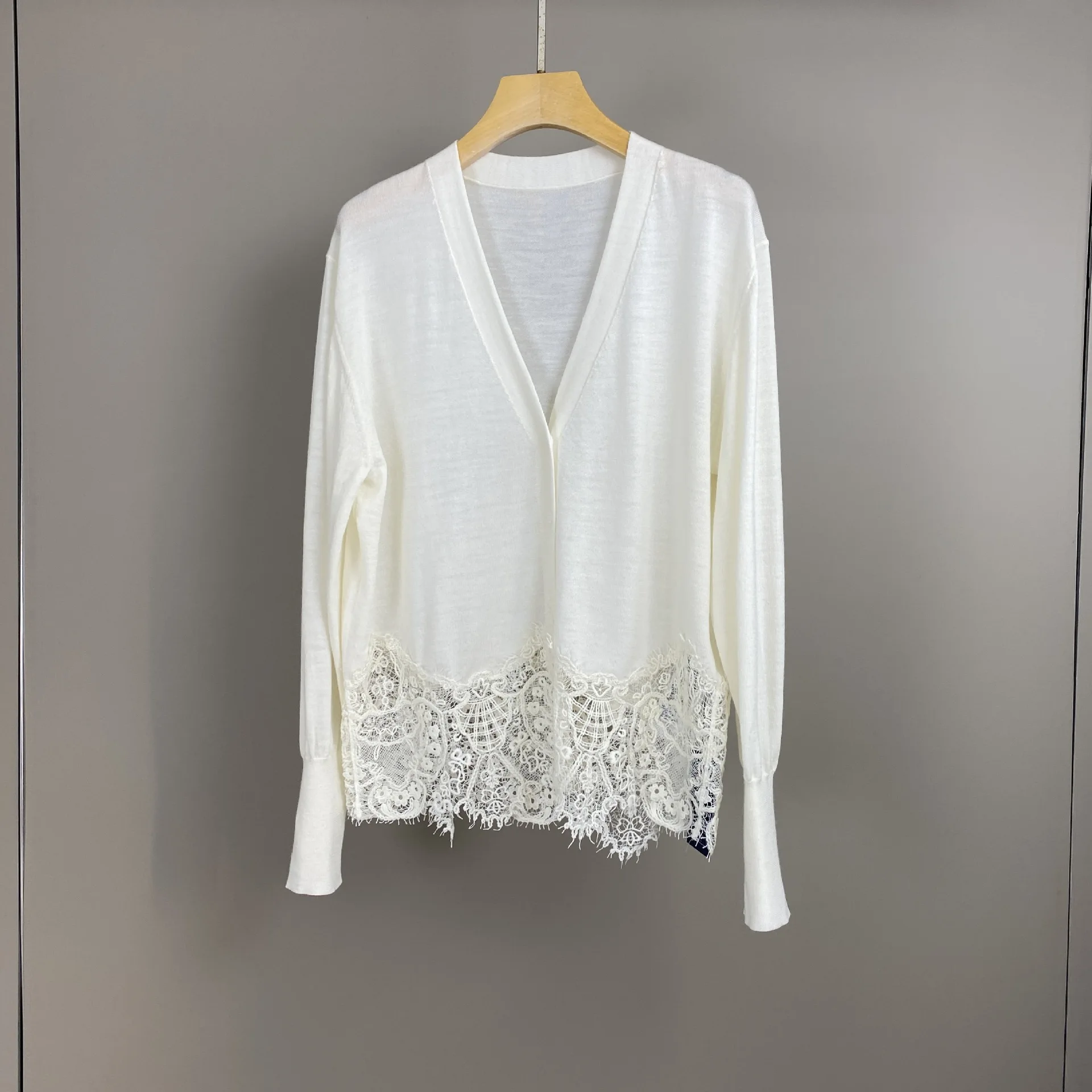 Новый шерстяной вязаный кардиган с кружевной отделкой, модный повседневный свитер-пальто для женщин, коллекция ранняя весна 26
Новый шерстяной вязаный кардиган с кружевной отделкой, модный повседневный свитер-пальто для женщин, коллекция ранняя весна 26