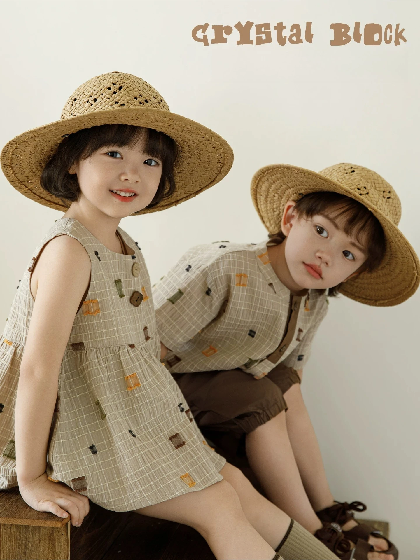 2026 New Summer Girls 2PCS Outfit Vintage Sleeveless Doll Shirt + Ruffle A-Line Shorts Soft Breathable Kids Set
2026 New Summer Girls 2PCS Outfit Vintage Sleeveless Doll Shirt + Ruffle A-Line Shorts Soft Breathable Kids Set
