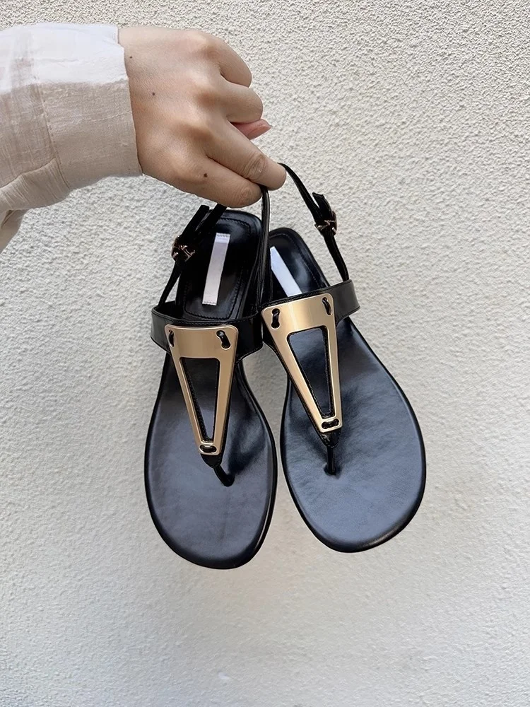 2025 Summer Designer New Women's Outdoor Flip Flops Round Toe Flat Y-Shaped Strap Metal Decoration Ladies Casual Slippers
2025 Summer Designer New Women's Outdoor Flip Flops Round Toe Flat Y-Shaped Strap Metal Decoration Ladies Casual Slippers