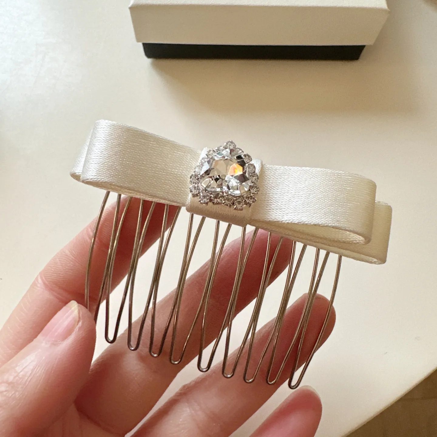 Rhinestone Heart Satin Bow Reverse Hair Comb for High Crown Volume and Flyaway Hair Princess Style Elegant Acrylic Daily
Rhinestone Heart Satin Bow Reverse Hair Comb for High Crown Volume and Flyaway Hair Princess Style Elegant Acrylic Daily