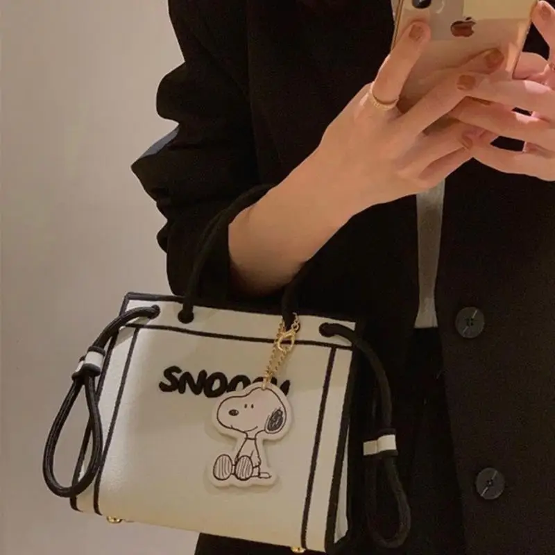 New MINISO Snoopy Kawaii Anime Handheld Canvas Bag Women's Summer Versatile 2024 Cute Cartoon Trendy Tote Bag Crossbody Bag
New MINISO Snoopy Kawaii Anime Handheld Canvas Bag Women's Summer Versatile 2024 Cute Cartoon Trendy Tote Bag Crossbody Bag