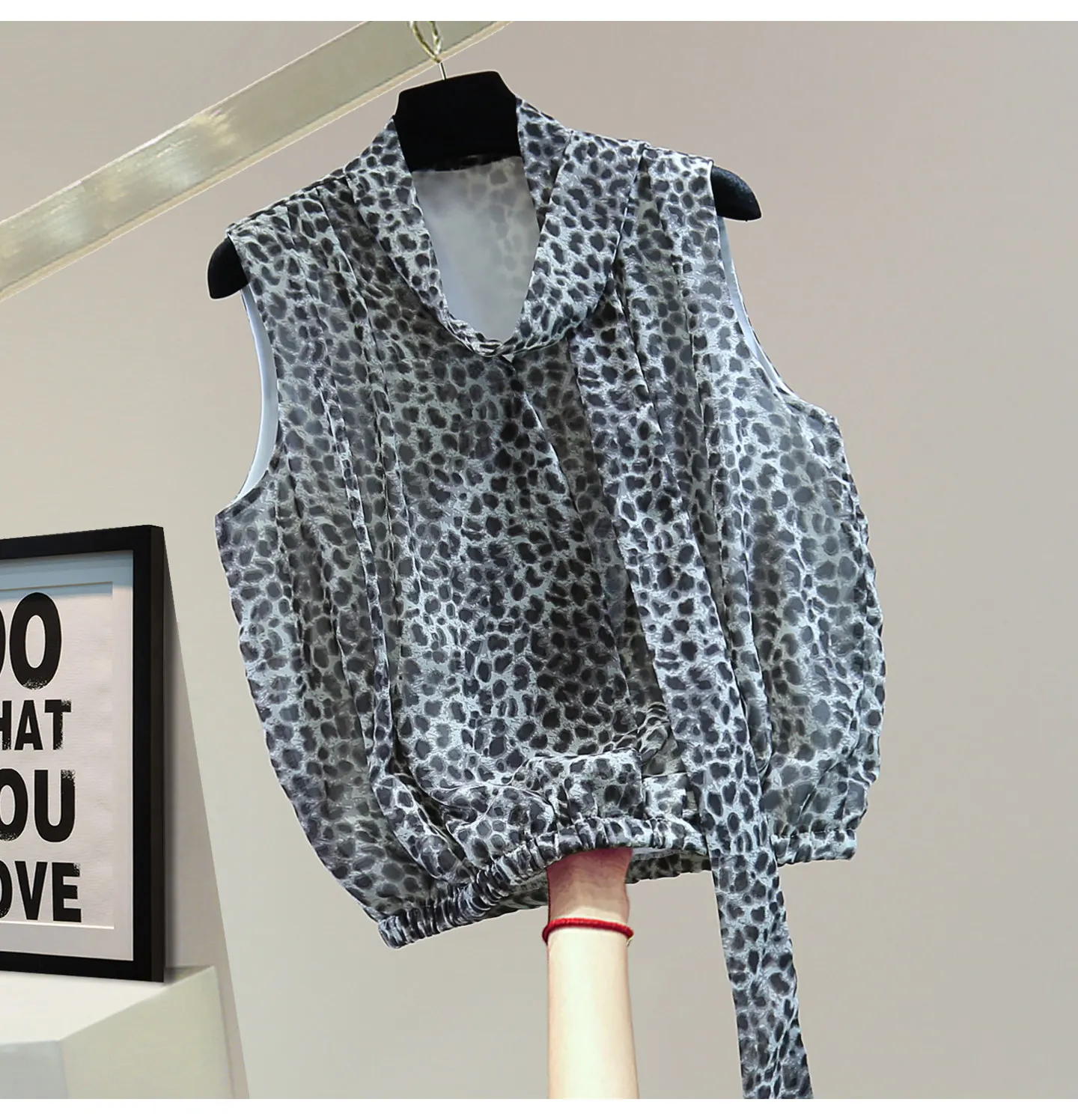 Leopard Print Cinched Waist Sleeveless Pullover Shirt - 2026 Summer Slimming V-neck Tie Detail Women's Vest Chiffon Top - Trendy
Leopard Print Cinched Waist Sleeveless Pullover Shirt - 2026 Summer Slimming V-neck Tie Detail Women's Vest Chiffon Top - Trendy