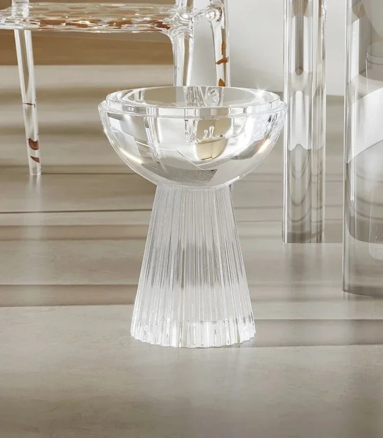 Современный минималистский дизайнер домашнего акрилового сиденья, прозрачный край дивана для гостиной. 
Современный минималистский дизайнер домашнего акрилового сиденья, прозрачный край дивана для гостиной.