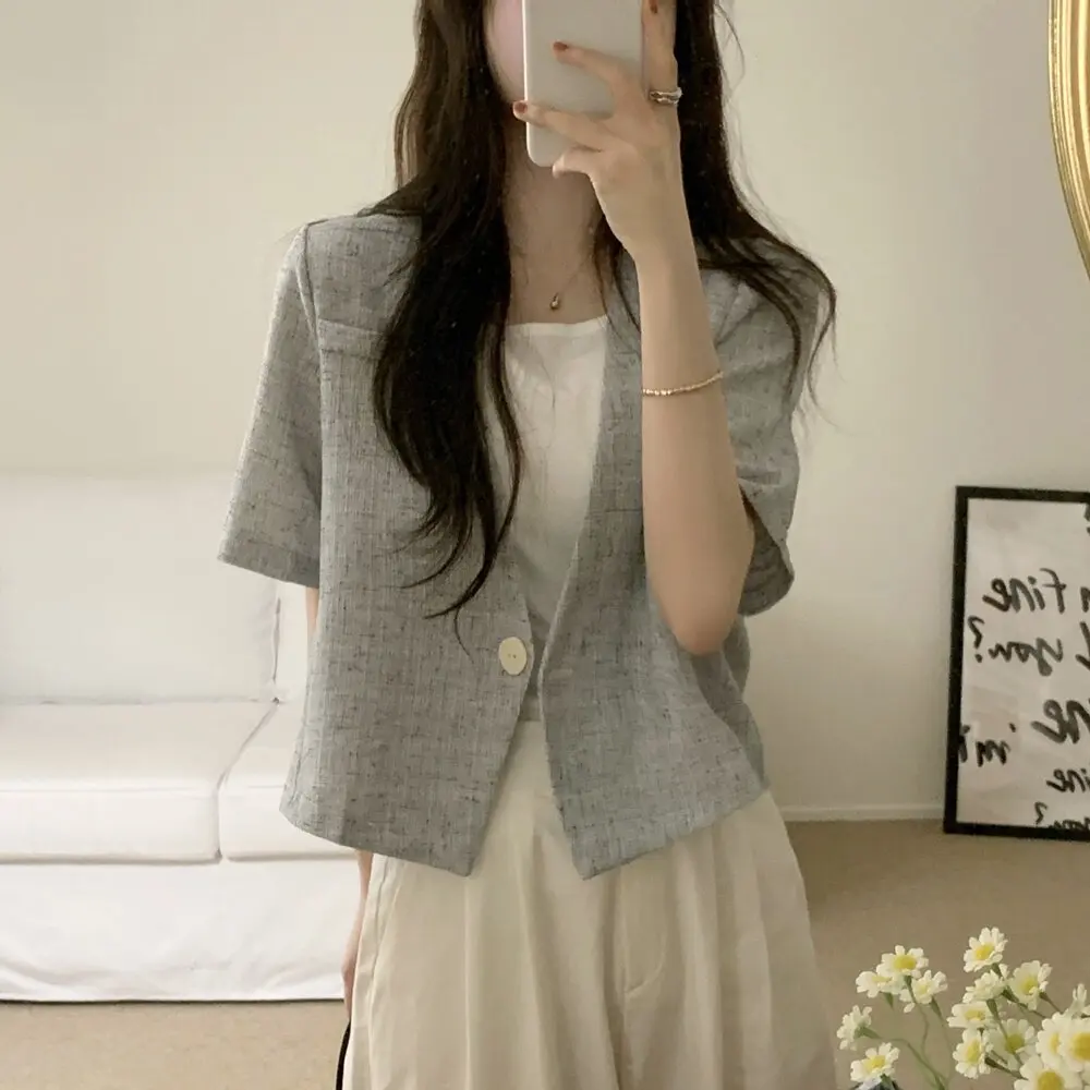 French Style Retro Short Sleeve Cardigan Jackets Women's New Temperament V-Neck Single Button Short Coat Summer Female Outerwear
French Style Retro Short Sleeve Cardigan Jackets Women's New Temperament V-Neck Single Button Short Coat Summer Female Outerwear
