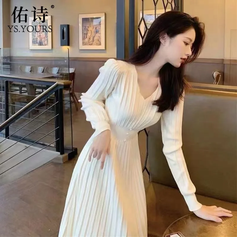 New autumn and winter French chic pullover a slimming a waist cinching and inner lining paired with a base knit dress for women
New autumn and winter French chic pullover a slimming a waist cinching and inner lining paired with a base knit dress for women
