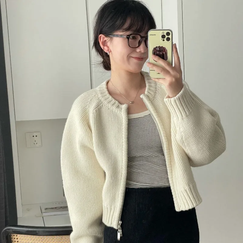 Cardigan Sweater Coat Women 2023 Autumn/Winter Classic Round Neck Needle Zipper Slim Short Knitted Cardigan Sweater Female Top
Cardigan Sweater Coat Women 2023 Autumn/Winter Classic Round Neck Needle Zipper Slim Short Knitted Cardigan Sweater Female Top