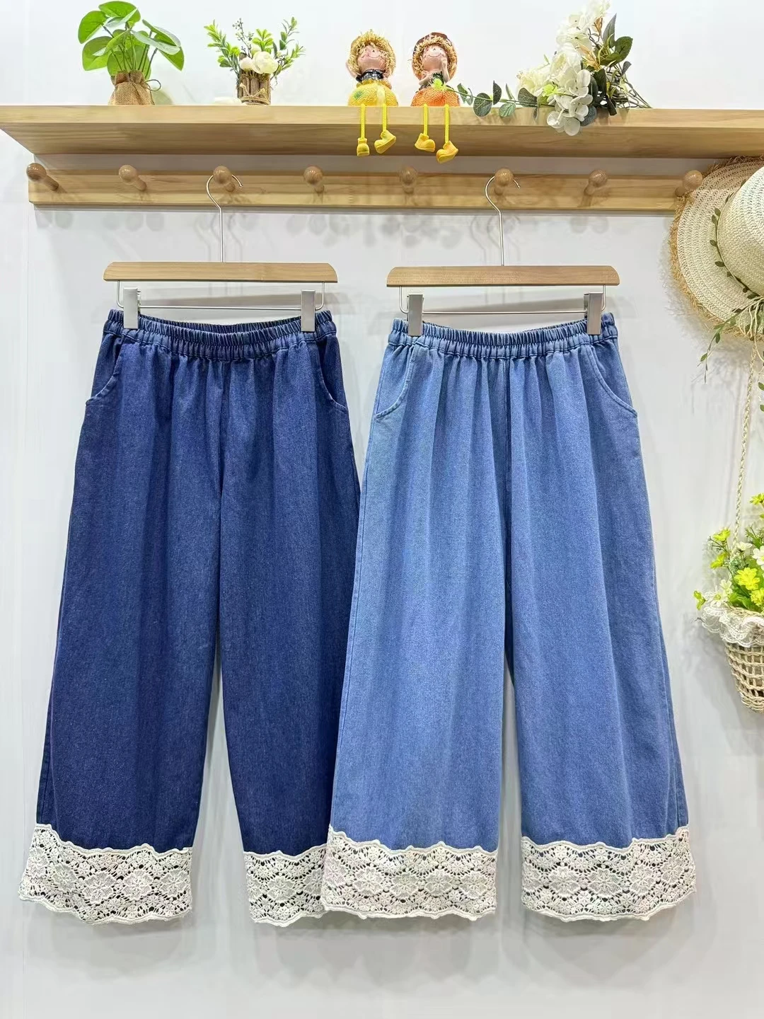 Autumn New Sweet Hollow Out Embroidered Denim Pants Women Elastic Waist Casual Wide Leg Pants
Autumn New Sweet Hollow Out Embroidered Denim Pants Women Elastic Waist Casual Wide Leg Pants