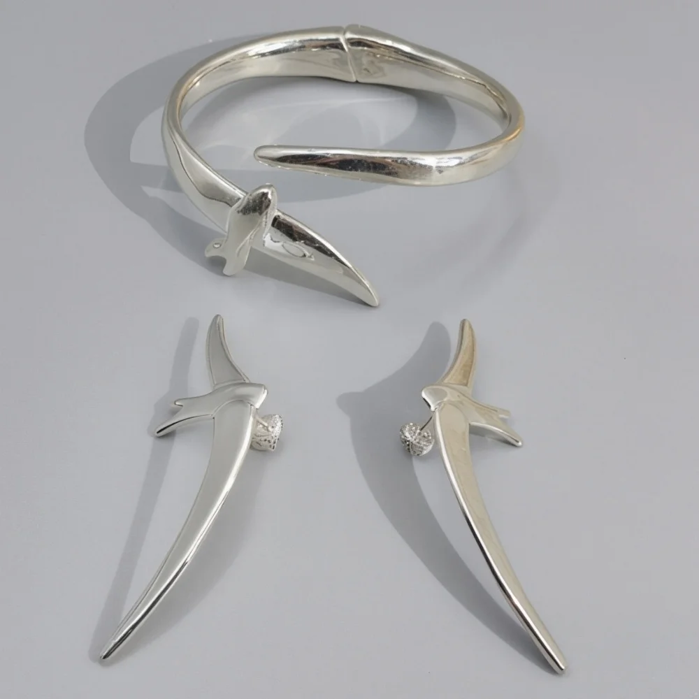 2026 Spain Classic Cold Wind Gold Silver Swallow Wings Earrings Bracelet Jewelry Two Piece Set Creative Gift
2026 Spain Classic Cold Wind Gold Silver Swallow Wings Earrings Bracelet Jewelry Two Piece Set Creative Gift