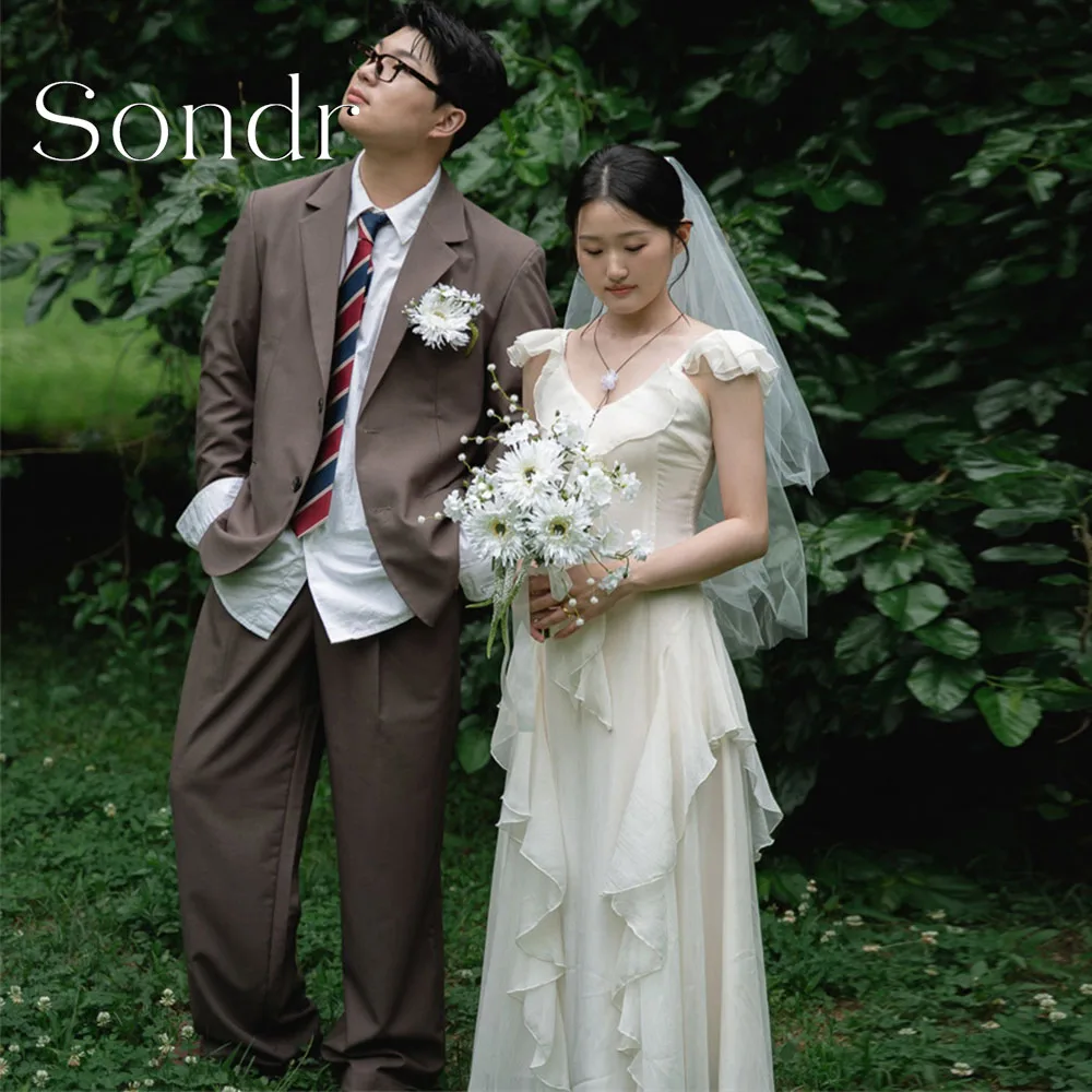 Sondr Customized Chiffon Ruffled Wedding Dresses V-Neck Cap Sleeves A Line Bridal Gown Outdoor Photography Dresses Zipper Back
Sondr Customized Chiffon Ruffled Wedding Dresses V-Neck Cap Sleeves A Line Bridal Gown Outdoor Photography Dresses Zipper Back