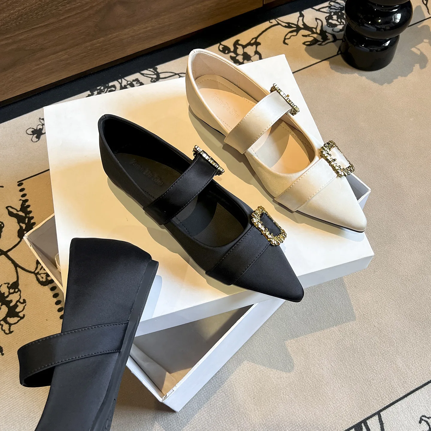 Женские туфли: кожаные лоферы без застежек с острым носком, повседневные
Женские туфли: кожаные лоферы без застежек с острым носком, повседневные