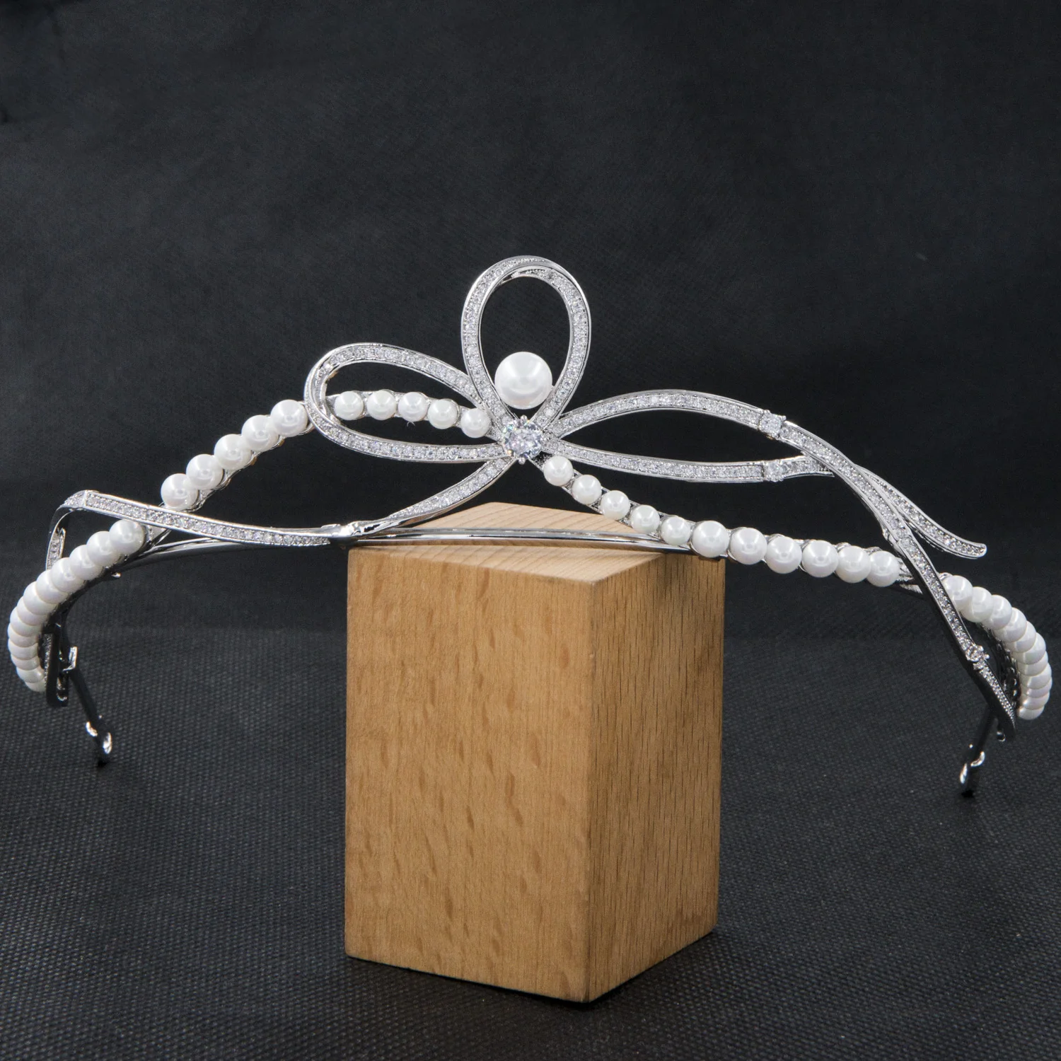 Korean Simple Cubic Zirconia Pearl Bowknot Bride Wedding Crown Wedding Hair Accessories Birthday Princess Tiara CH10480
Korean Simple Cubic Zirconia Pearl Bowknot Bride Wedding Crown Wedding Hair Accessories Birthday Princess Tiara CH10480