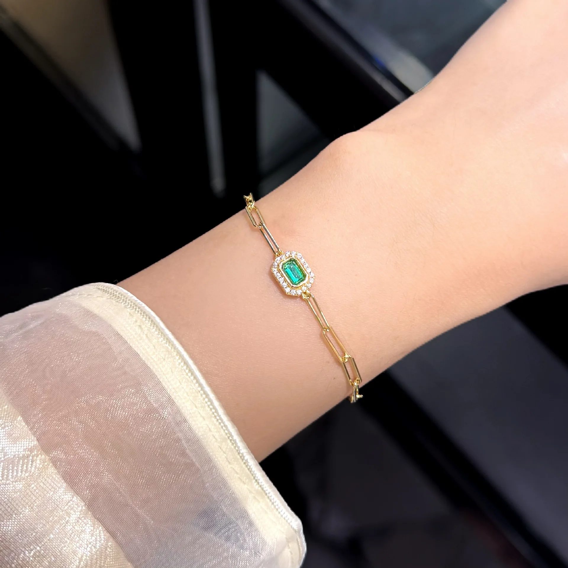 New S925 silver inlaid 0.4ct rectangular wood color cultivation emerald 3 * 5 retro temperament Cuban bracelet wedding jewelry
New S925 silver inlaid 0.4ct rectangular wood color cultivation emerald 3 * 5 retro temperament Cuban bracelet wedding jewelry