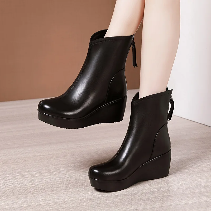 Fashion Female Wedge High Heels Ankle Boots Women's Autumn Winter New Thick Platform Large Size Shoes Black Mother Boots Q0028
Fashion Female Wedge High Heels Ankle Boots Women's Autumn Winter New Thick Platform Large Size Shoes Black Mother Boots Q0028