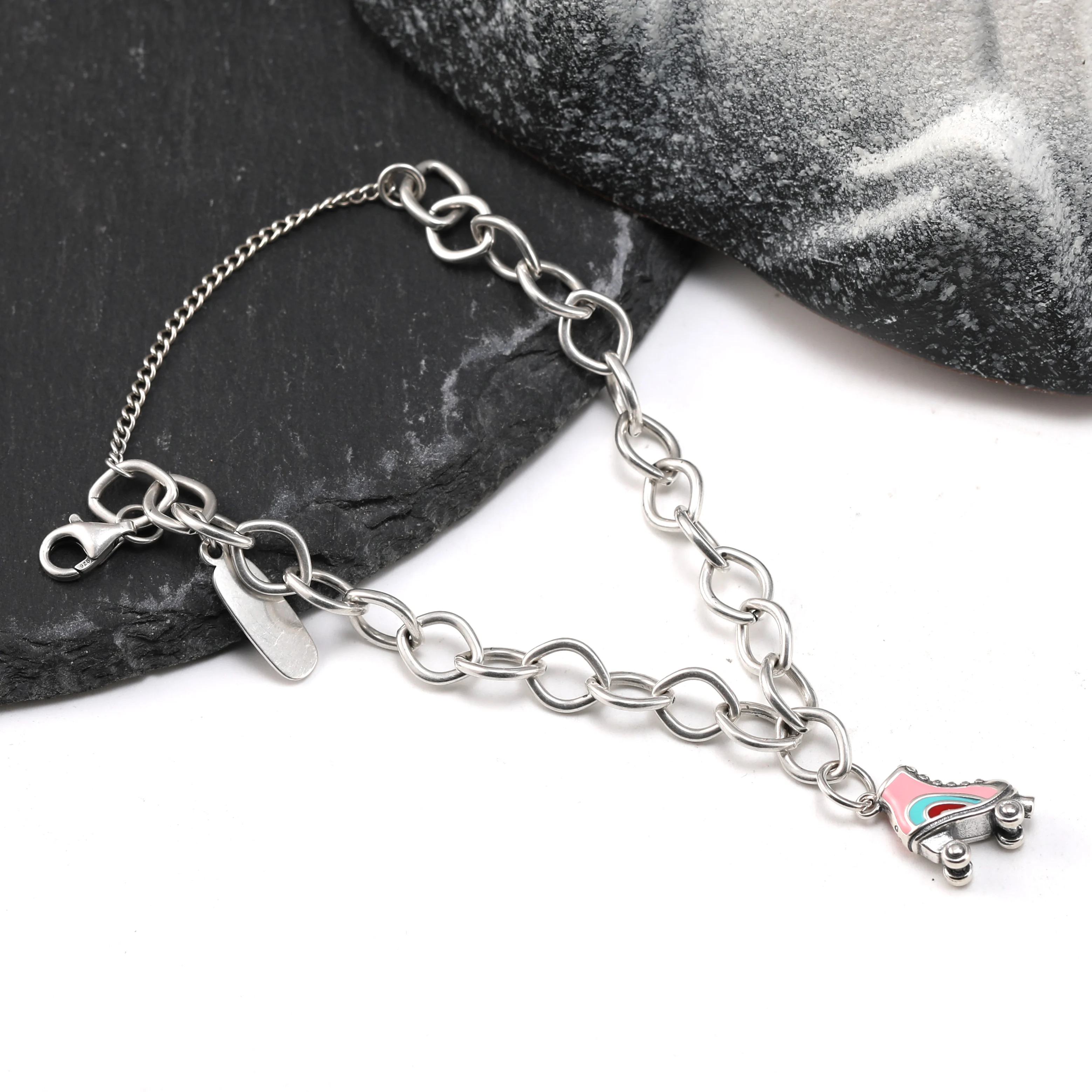 Genuine 925 sterling silver James Avery Forged Link Charm Bracelet paired with Enamel roller skating pendant
Genuine 925 sterling silver James Avery Forged Link Charm Bracelet paired with Enamel roller skating pendant