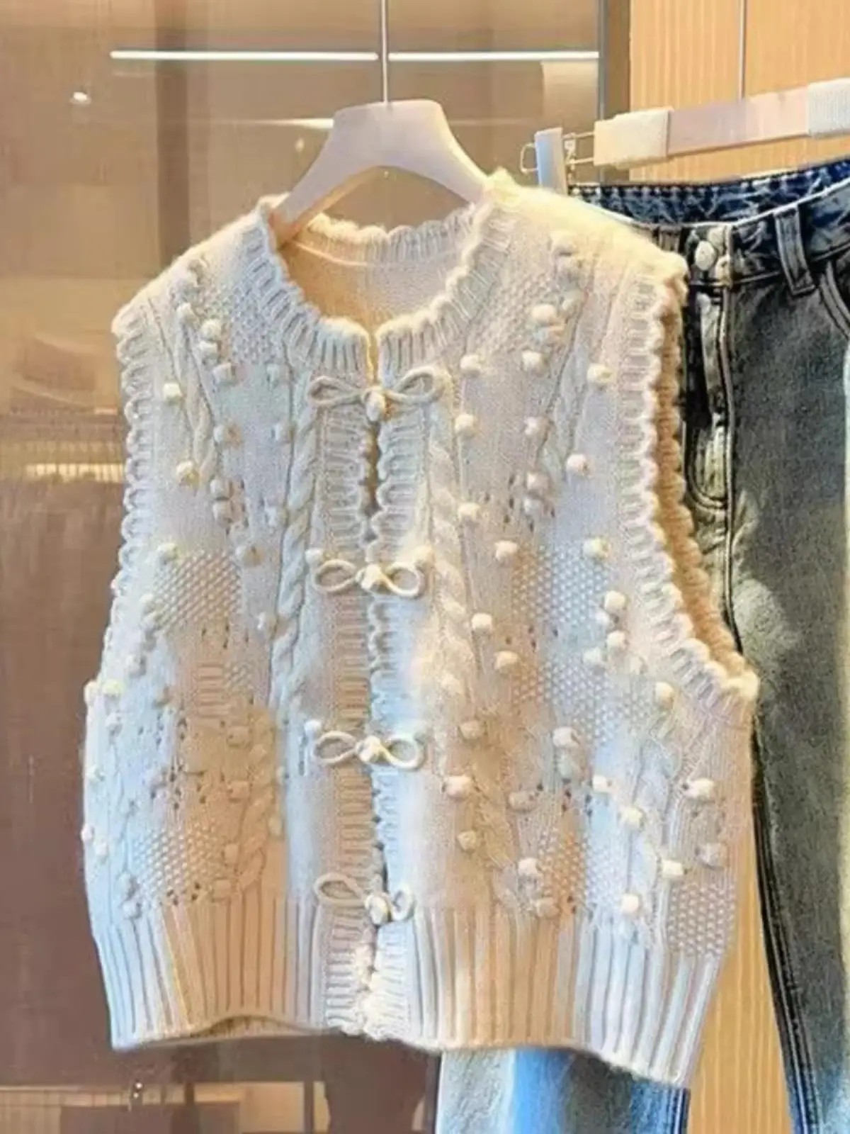 Women's Knitted Sweater Vest Ball Design Button Decorated Loose Fit round Neckline No Sleeve Fashion Commute Style Knitwear
Women's Knitted Sweater Vest Ball Design Button Decorated Loose Fit round Neckline No Sleeve Fashion Commute Style Knitwear