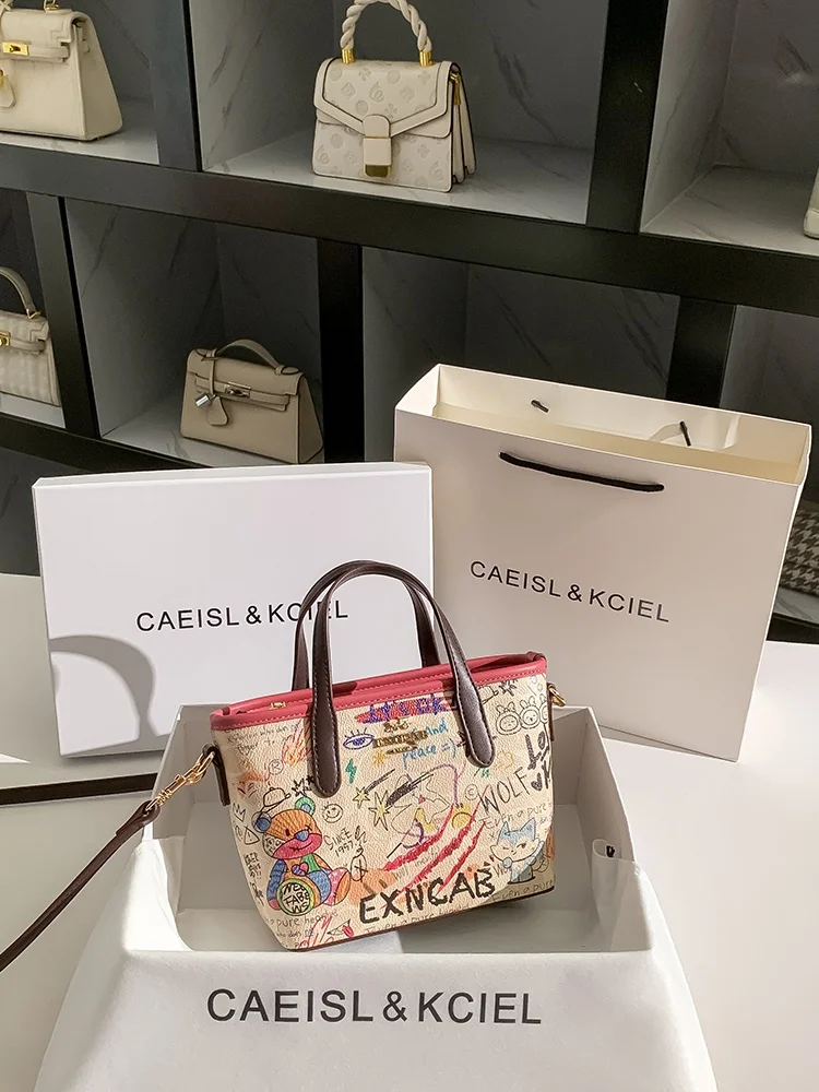 fiti Bear Buet Bag Women's Handbag Trendy Design High-End Feeling Market Basket Sle Faionable Square ape PU Leather
fiti Bear Buet Bag Women's Handbag Trendy Design High-End Feeling Market Basket Sle Faionable Square ape PU Leather