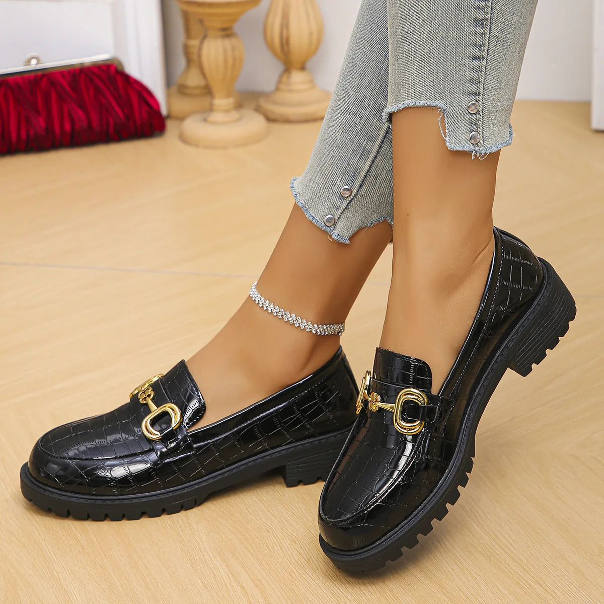 New fashionable, thick-soled women's shoes with a thick heel, round head and metal buckle, and a versatile large-sized loafer
New fashionable, thick-soled women's shoes with a thick heel, round head and metal buckle, and a versatile large-sized loafer