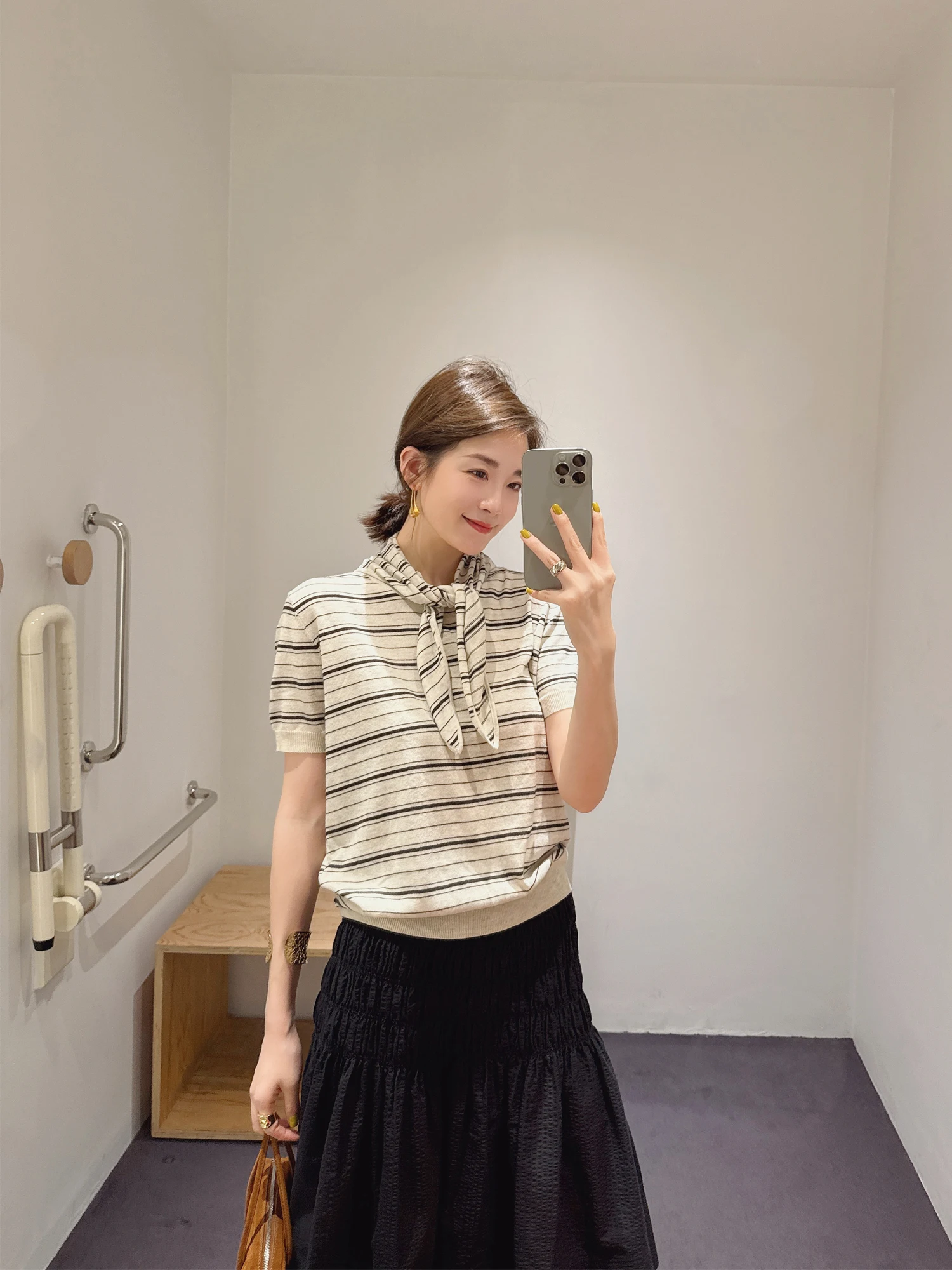 Элегантный вязаный топ для женщин, весенняя верхняя одежда, с коротким рукавом, воротник-шарф, в полоску, минималистичный стиль, мягкая блузка из полиэфирного волокна
Элегантный вязаный топ для женщин, весенняя верхняя одежда, с коротким рукавом, воротник-шарф, в полоску, минималистичный стиль, мягкая блузка из полиэфирного волокна