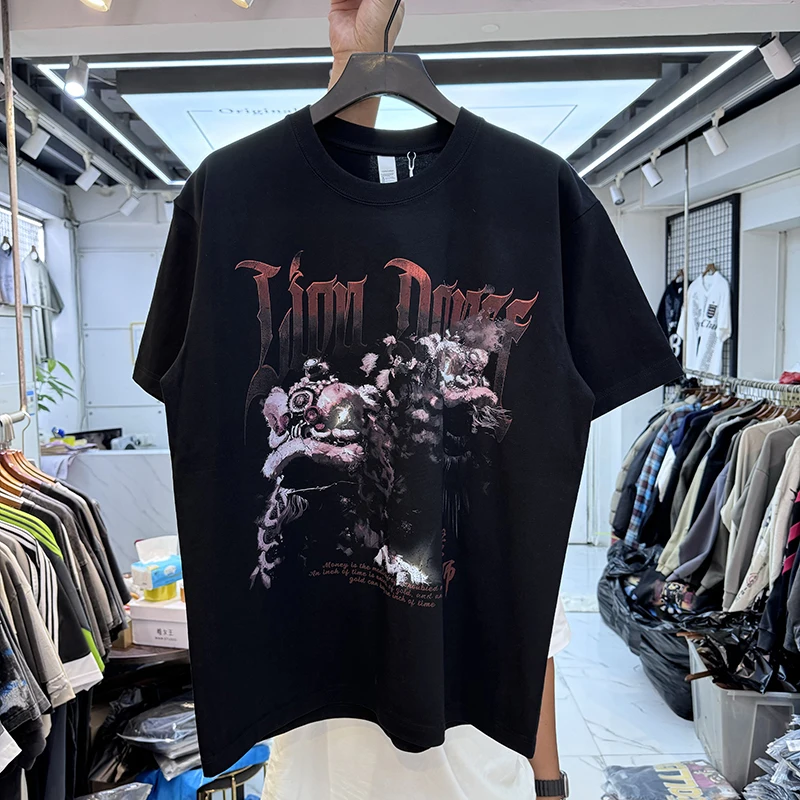 Retro Classic Lion Letter Print Loose Fit round Ne ort Sve T-irt for Men Summer New Arrival Simple Sli Design
Retro Classic Lion Letter Print Loose Fit round Ne ort Sve T-irt for Men Summer New Arrival Simple Sli Design