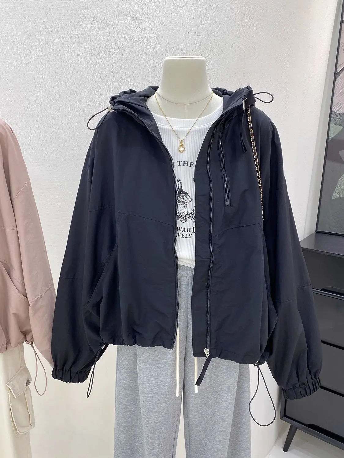 Black Hooded Short Jacket Women's Loose Design Sense Drawstring Zipper Windbreaker Autumn Fashion Outerwear Casual Style
Black Hooded Short Jacket Women's Loose Design Sense Drawstring Zipper Windbreaker Autumn Fashion Outerwear Casual Style