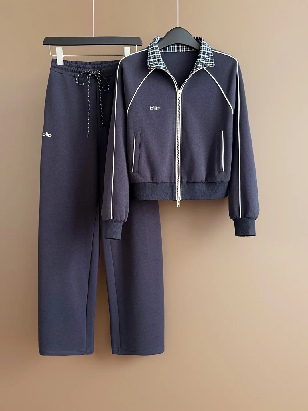 Retro Hong Kong Style Casual Blue Long Sleeve Open Cardigan Coat And Wide Leg Pants Slimming Two Piece Set for Women
Retro Hong Kong Style Casual Blue Long Sleeve Open Cardigan Coat And Wide Leg Pants Slimming Two Piece Set for Women