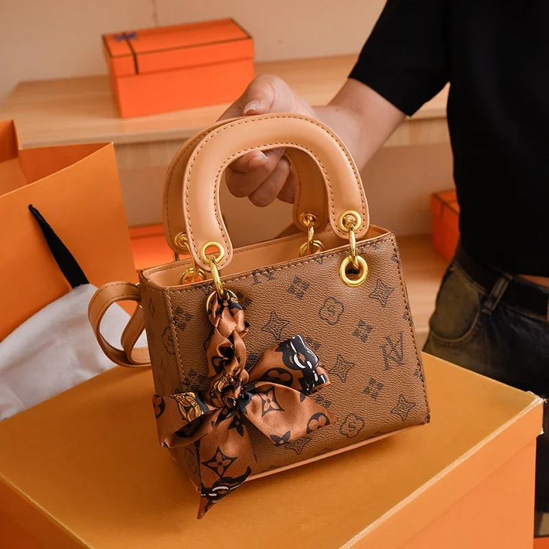 2025High-End Minimalist Luxury Tote Bag For Women With Vintage Letter Logo Design Stylish Crossbody Commuter Purse
2025High-End Minimalist Luxury Tote Bag For Women With Vintage Letter Logo Design Stylish Crossbody Commuter Purse