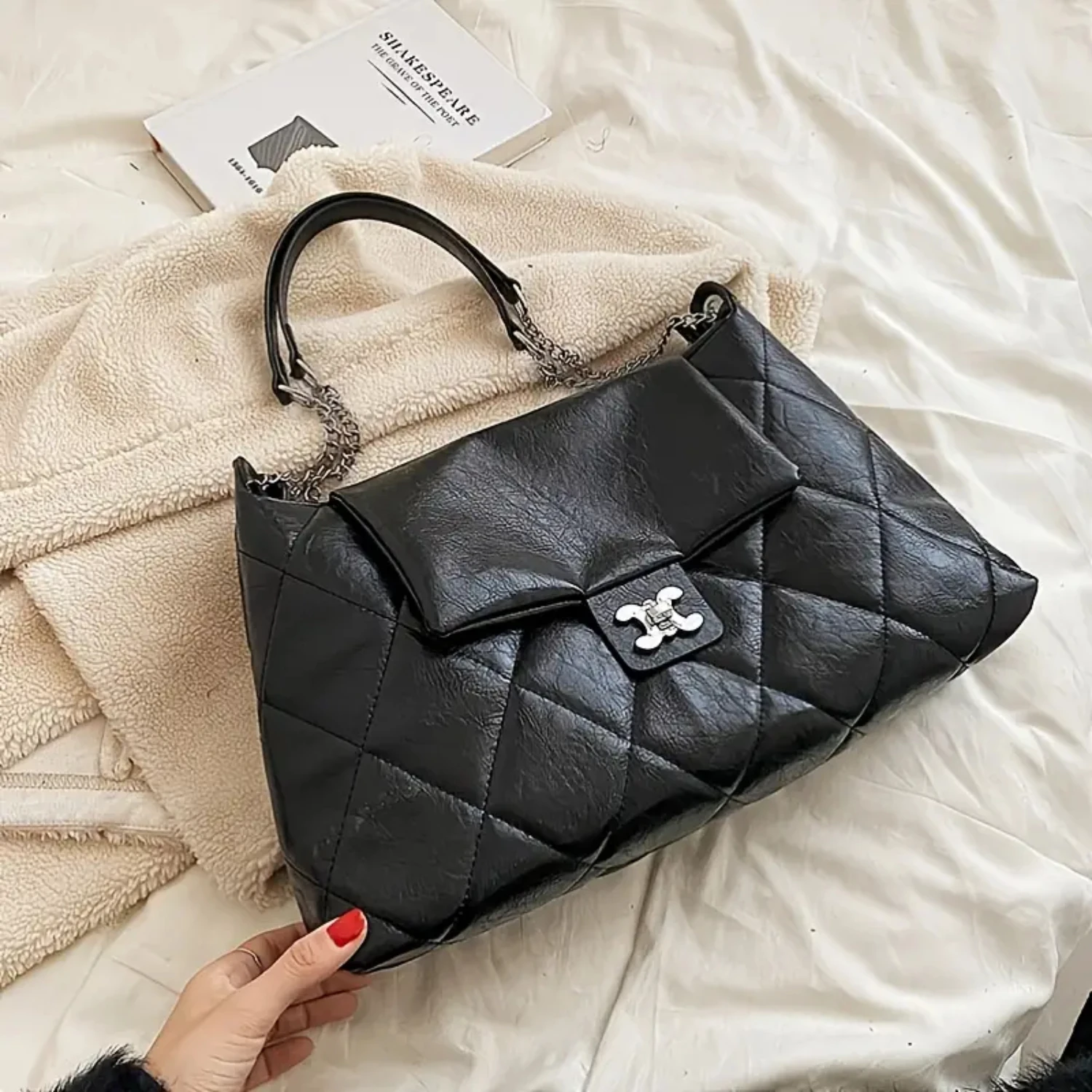 Large Capacity Tote Bag, Retro Style Handbag Womens Trendy Argyle Pattern Chain Shoulder Bag luxury designer Chch Bogg
Large Capacity Tote Bag, Retro Style Handbag Womens Trendy Argyle Pattern Chain Shoulder Bag luxury designer Chch Bogg