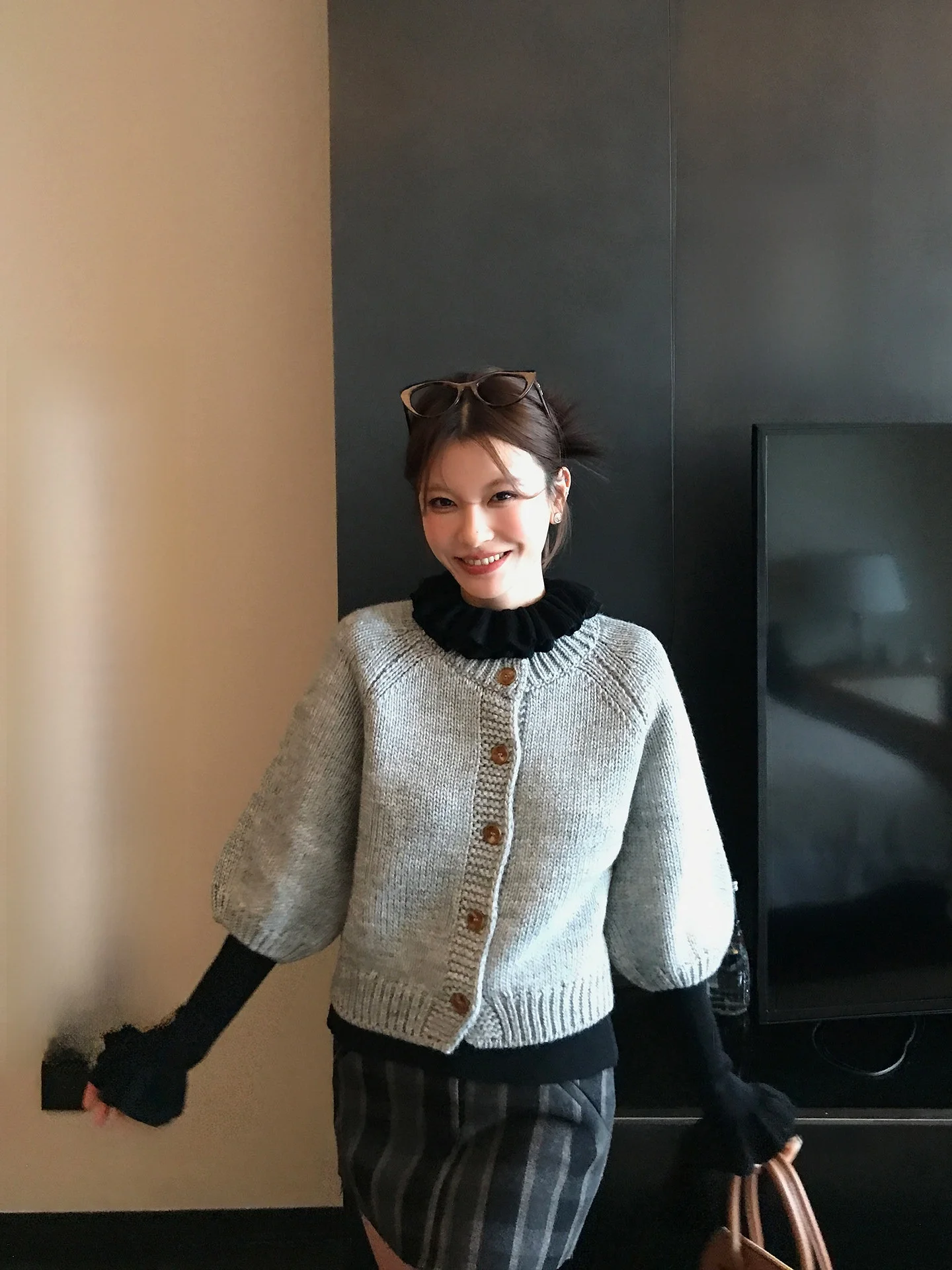 Lione корейский художественный студенческий свободный фонарь све шерстяной кардиган с рюшами по подолу облегающий вязаный базовый слой повседневный женский свитер...
Lione корейский художественный студенческий свободный фонарь све шерстяной кардиган с рюшами по подолу облегающий вязаный базовый слой повседневный женский свитер...