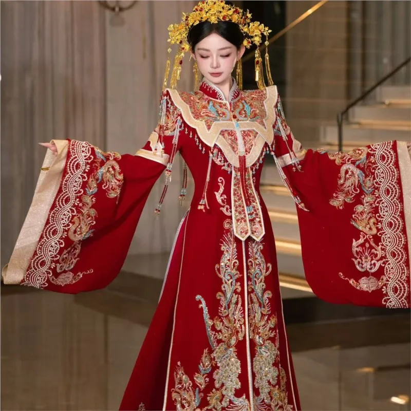 The new Chinese-style wedding dress with a phoenix crown and red veil is now available for toasting 
The new Chinese-style wedding dress with a phoenix crown and red veil is now available for toasting