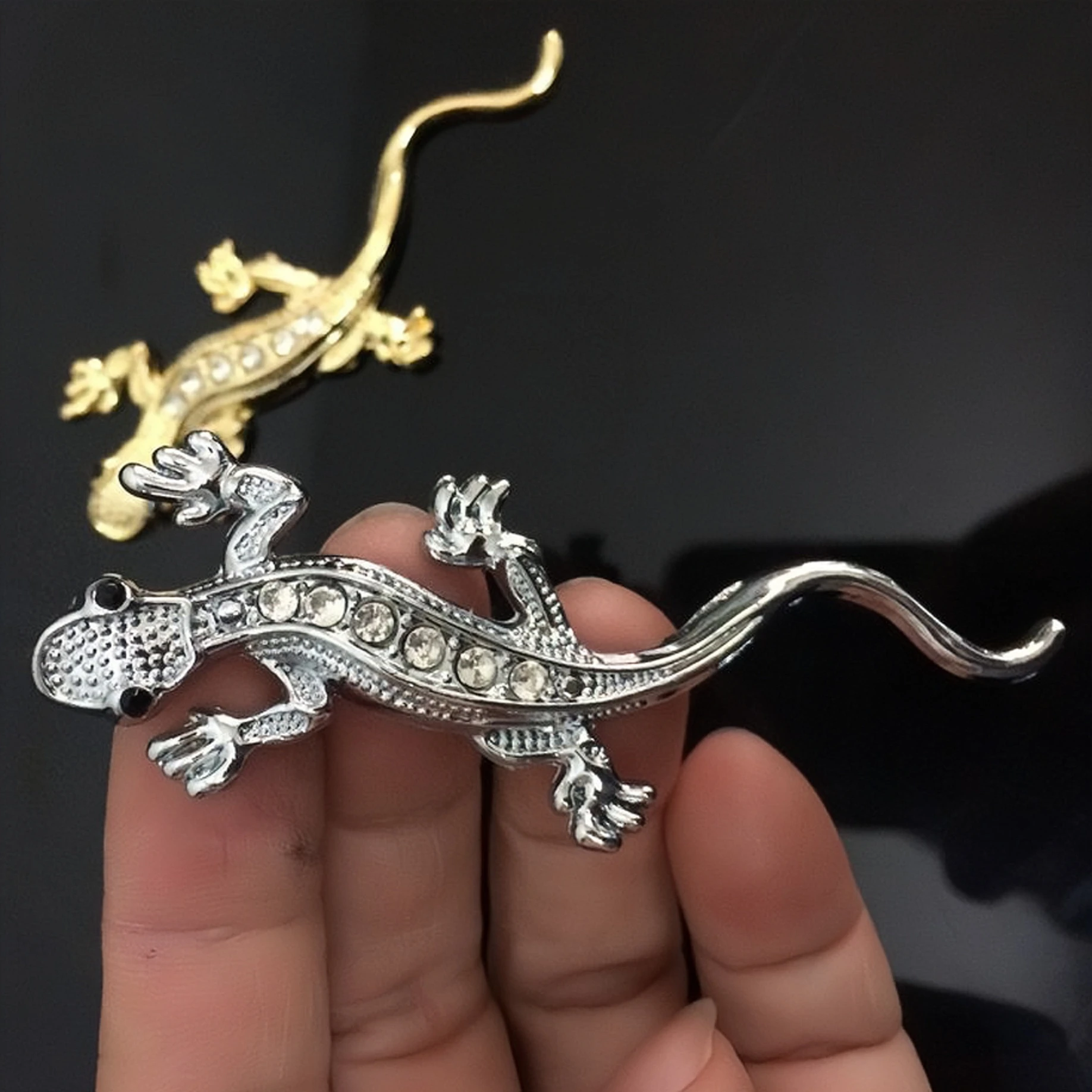 Metal Car Stickers 3D Diamond Gecko Lizard Badge Decal Car Truck Moto Stickers Car Styling Decoration Auto Exterior Accessories
Metal Car Stickers 3D Diamond Gecko Lizard Badge Decal Car Truck Moto Stickers Car Styling Decoration Auto Exterior Accessories